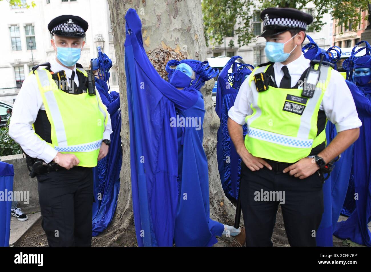I manifestanti prendono parte durante una marcia di estinzione marina, parte di una protesta di rivolta di estinzione a Westminster, nel centro di Londra. Foto Stock