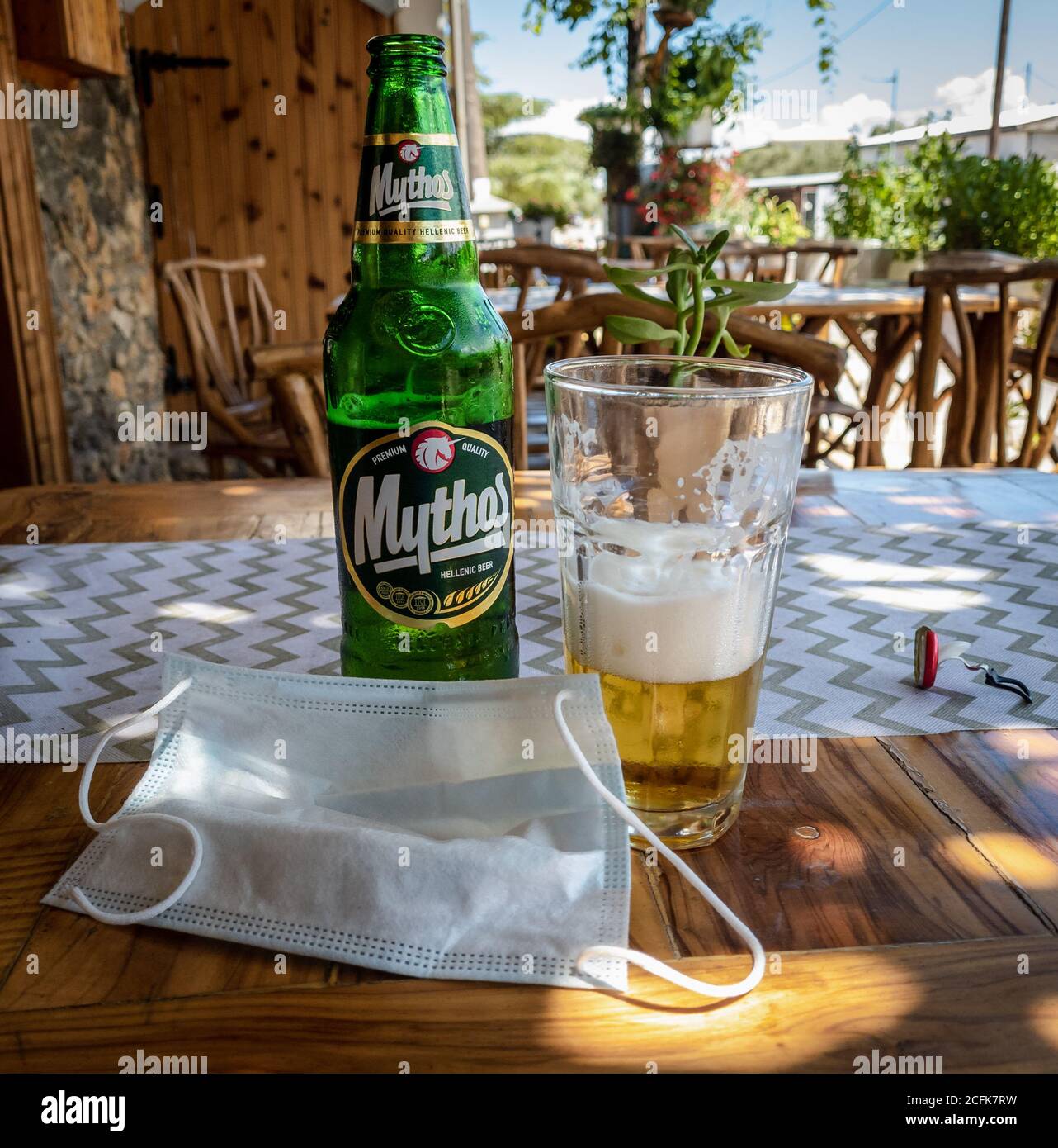 Vacanze in Grecia durante la pandemia di Covid-19 dove è richiesta una copertura del viso in tutti gli interni del negozio. Foto Stock
