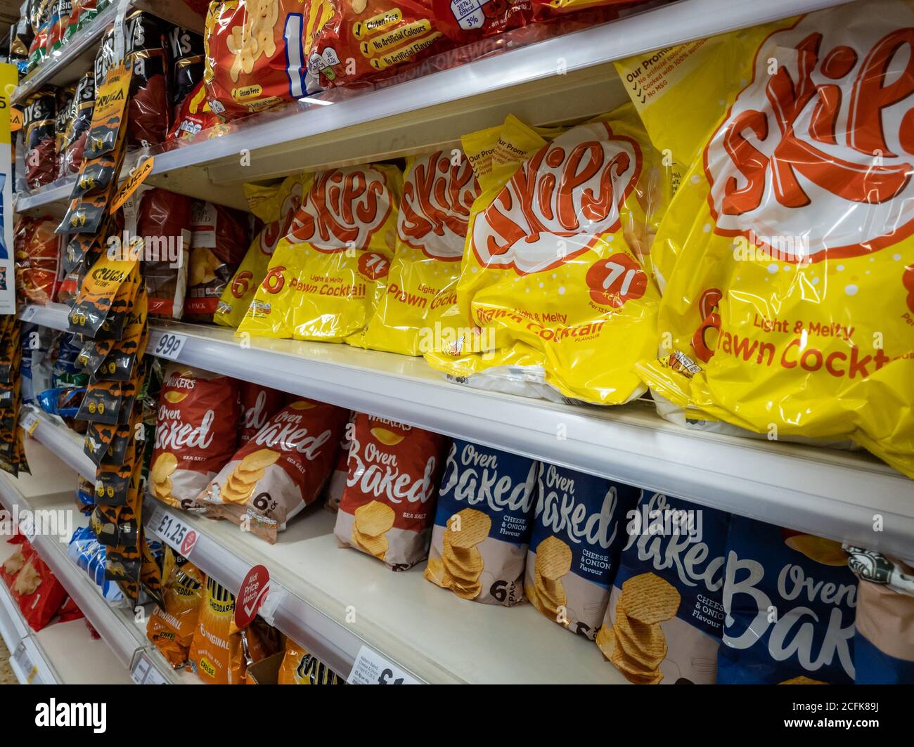 Cibo spazzatura ad alto contenuto di grassi e calorie in un supermercato. Foto Stock