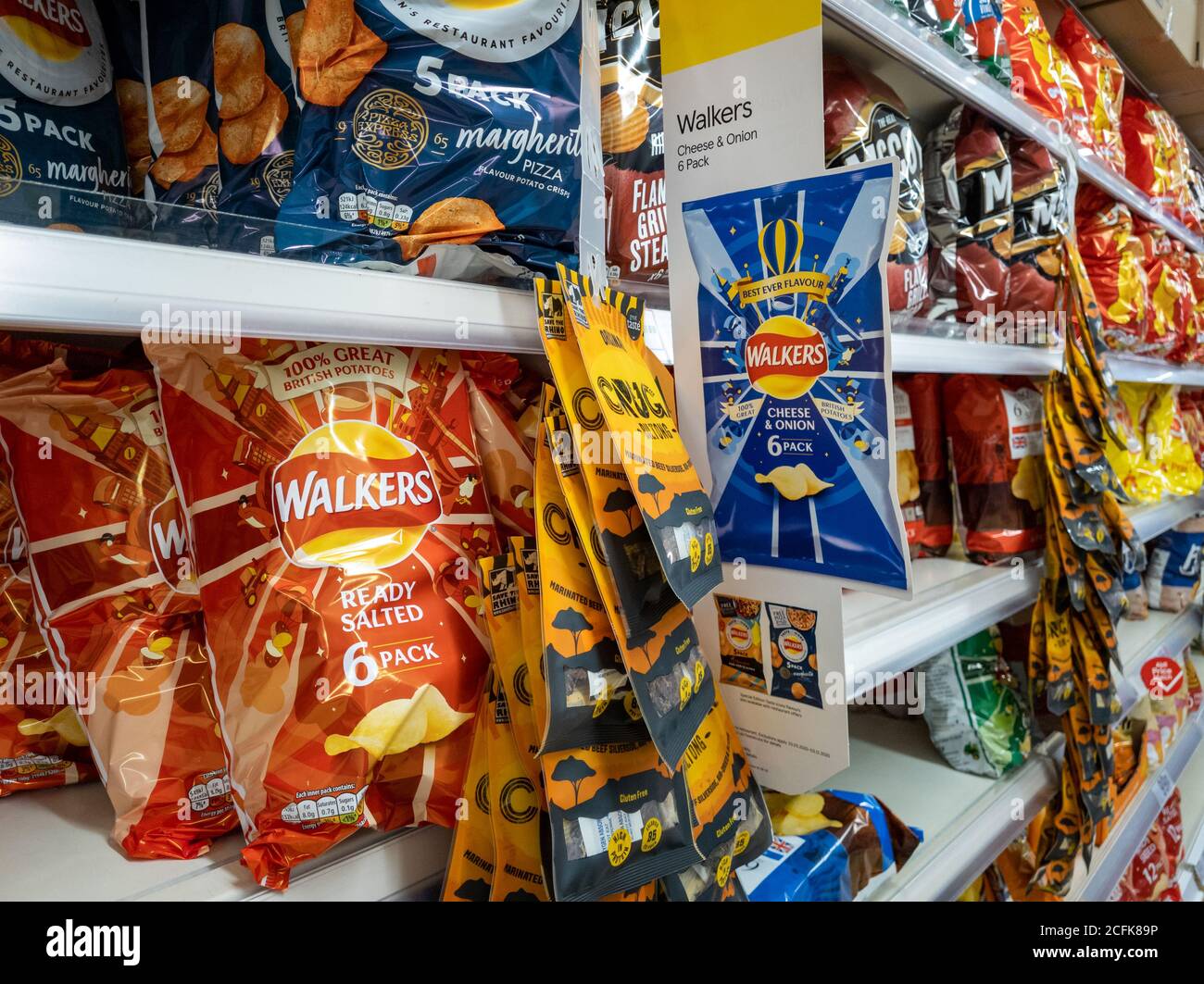 Cibo spazzatura ad alto contenuto di grassi e calorie in un supermercato. Foto Stock