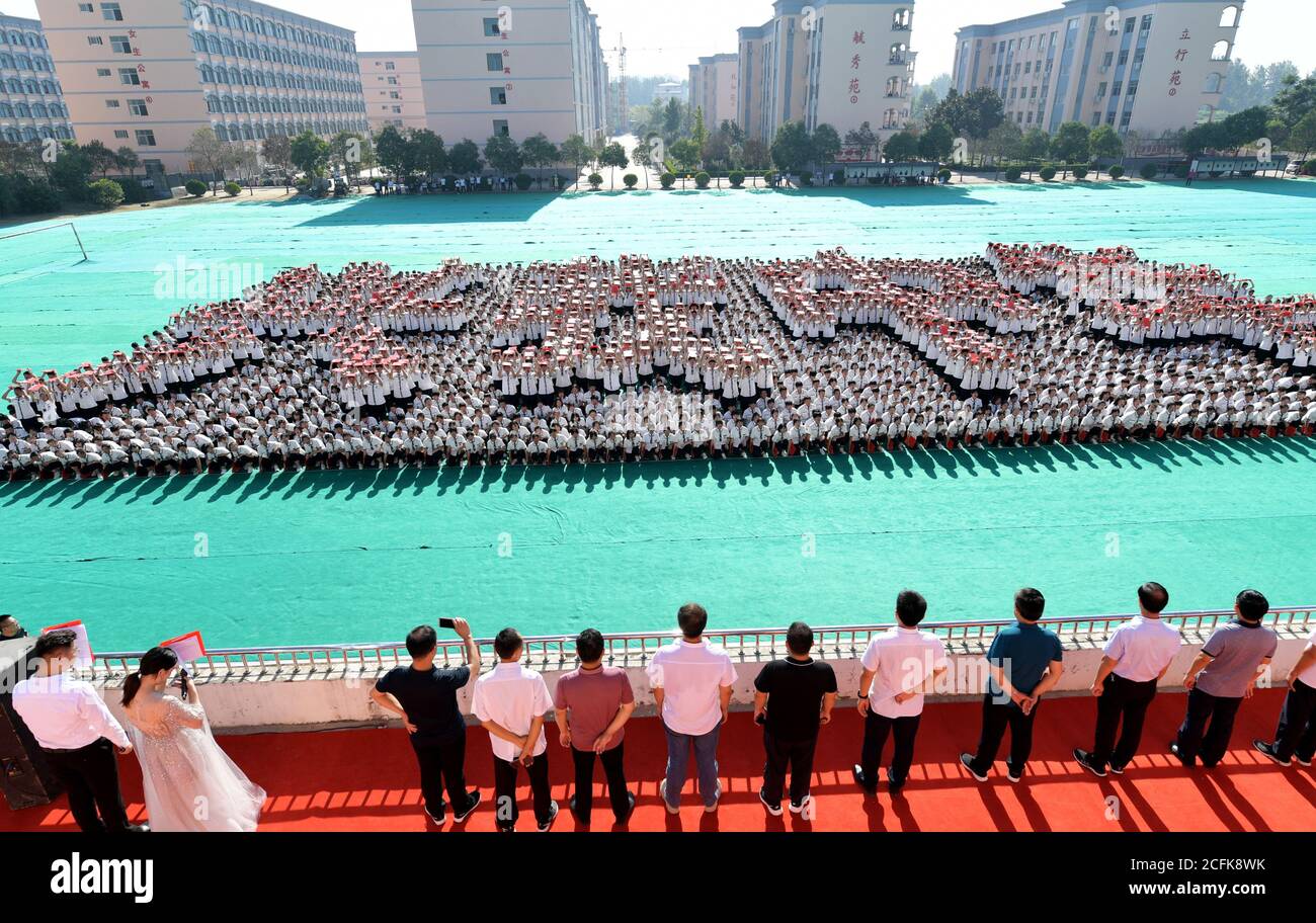 Shanqiu, Shanqiu, Cina. 6 Settembre 2020. HenanÃ¯Â¼Å'CHINA-il 5 settembre 2020, henan shangqiu xiayi prima scuola superiore leggerà poesie classiche, MAO zedong gruppo arrangiamento ''xing my China'' nel 3200 freshman addestramento militare di quest'anno e la prima classe di scuola, rafforzare il patriottismo nei giovani studenti, famosi classici rossi, inizia da me, Gli studenti di istruzione aspirano al patriottico, la mia Cina, i primi pulsanti buttoned. Credit: SIPA Asia/ZUMA Wire/Alamy Live News Foto Stock