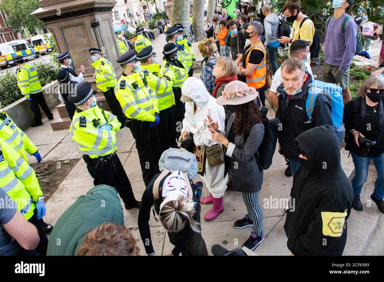 Londra, Regno Unito. 6 settembre 2020. Gli agenti di polizia che indossano maschere facciali circondano i membri del movimento attivista del cambiamento climatico Extinction Rebell Foto Stock