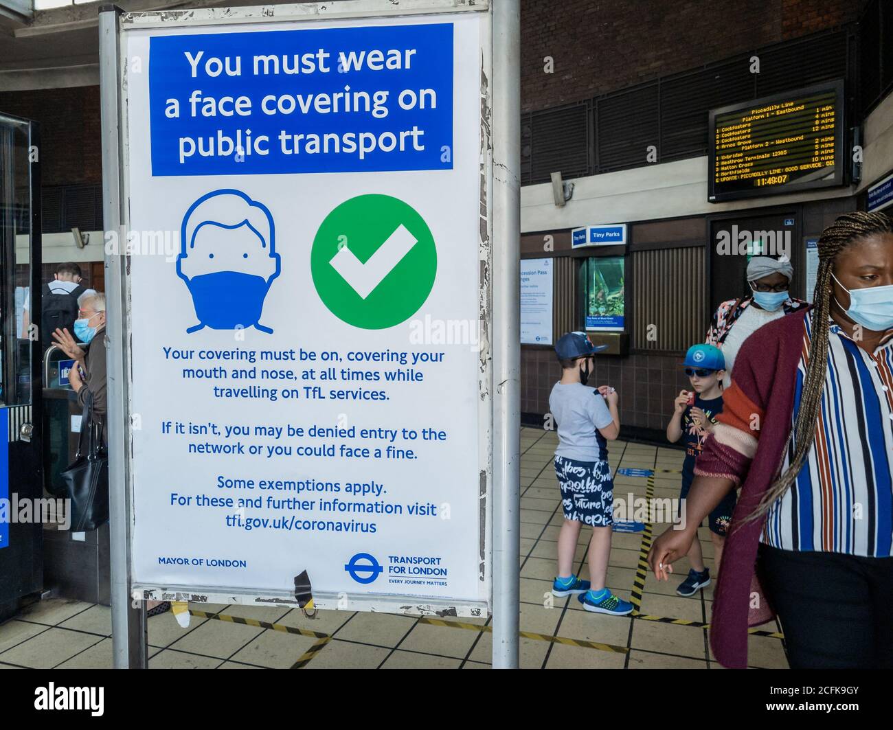 Avviso di sicurezza per i viaggi pandemico di Covid-19 all'ingresso di una stazione della metropolitana di Londra. Foto Stock