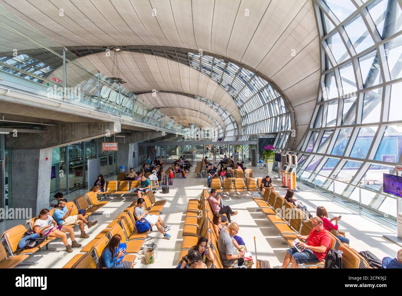 Zona di partenza dell'aeroporto Suvarnabhumi di Bangkok, Thailandia Foto Stock