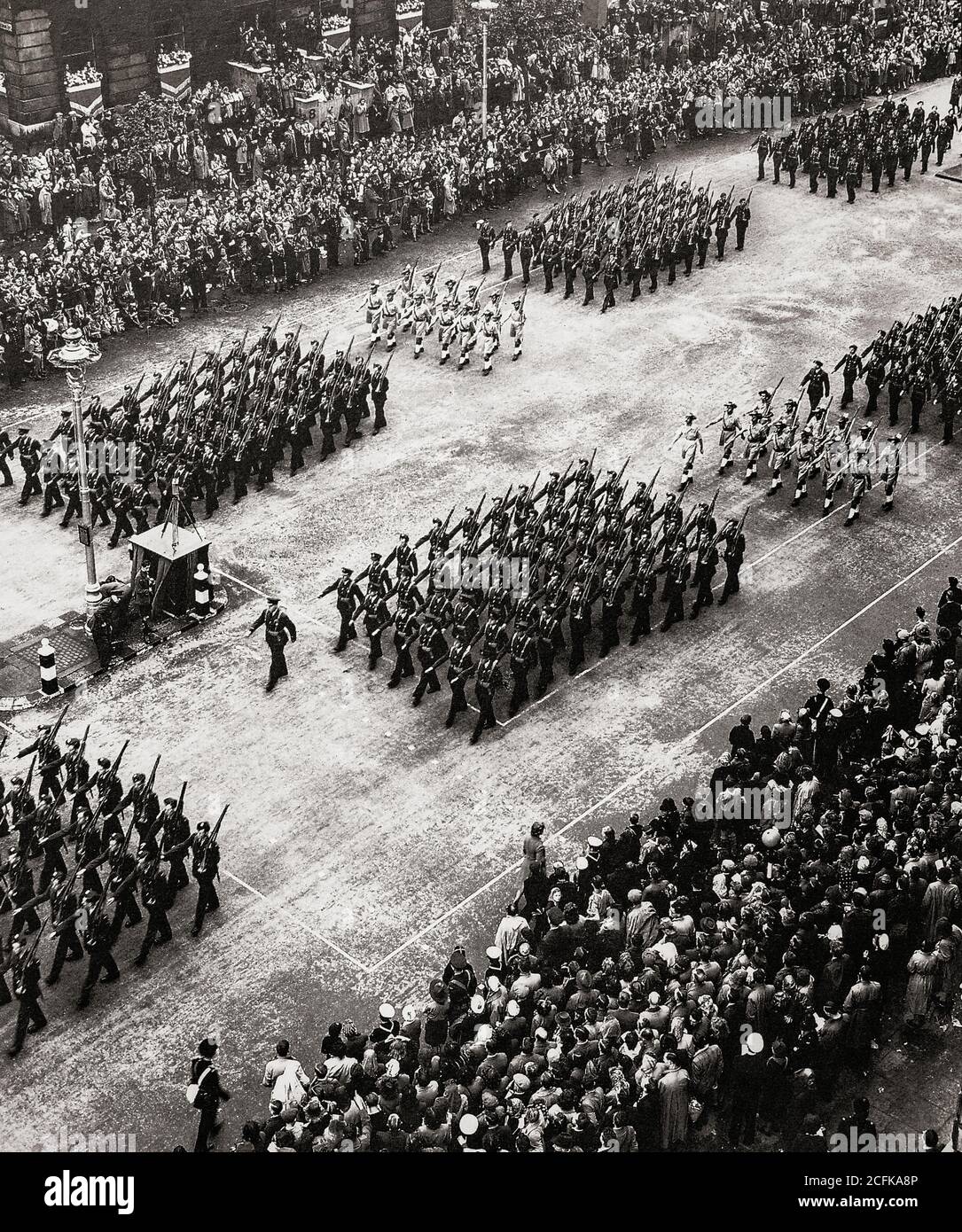 Il reggimento RAF che marciava lungo Parliament Street, Londra durante la Victory Parade del 1946 era lungo più di quattro miglia e conteneva più di 500 veicoli dalla Royal Navy, dalla Royal Air Force, dai servizi civili britannici e dall'esercito britannico. Foto Stock