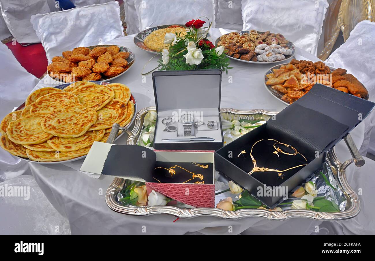 Dolci Tipici Marocchini Del Ramadan In Uno Stand Del Mercato Di Tangeri Marocco Foto Stock Alamy