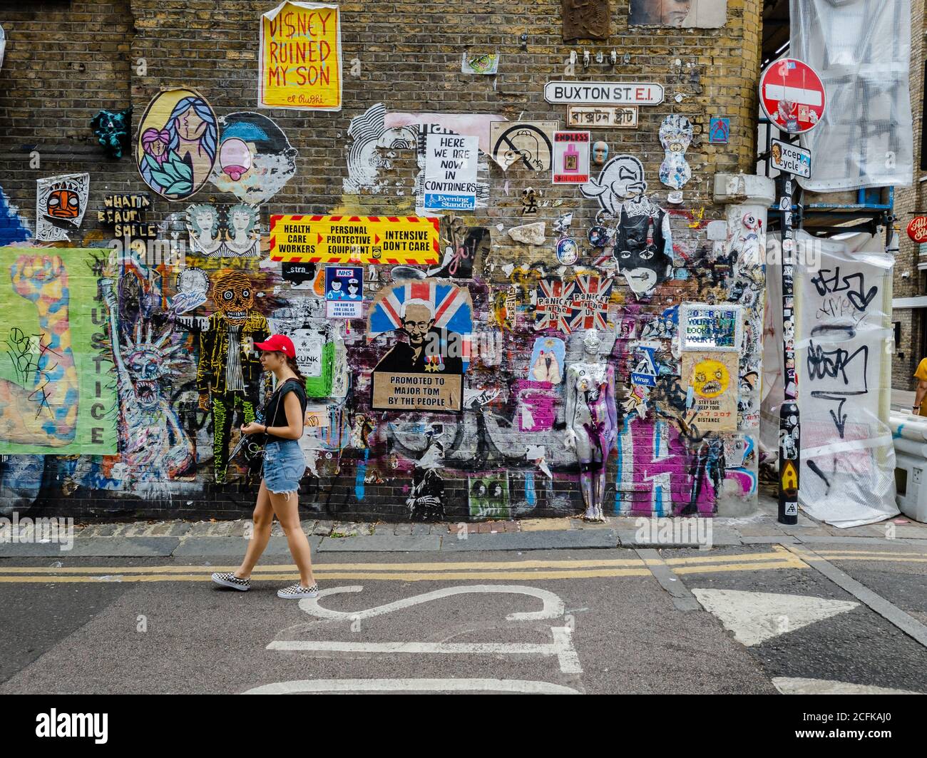 Shoreditch, nella zona est di Londra intorno a Brick Lane, è diventata un'attrazione turistica con la sua cultura urbana e numerose opere d'arte di strada Foto Stock