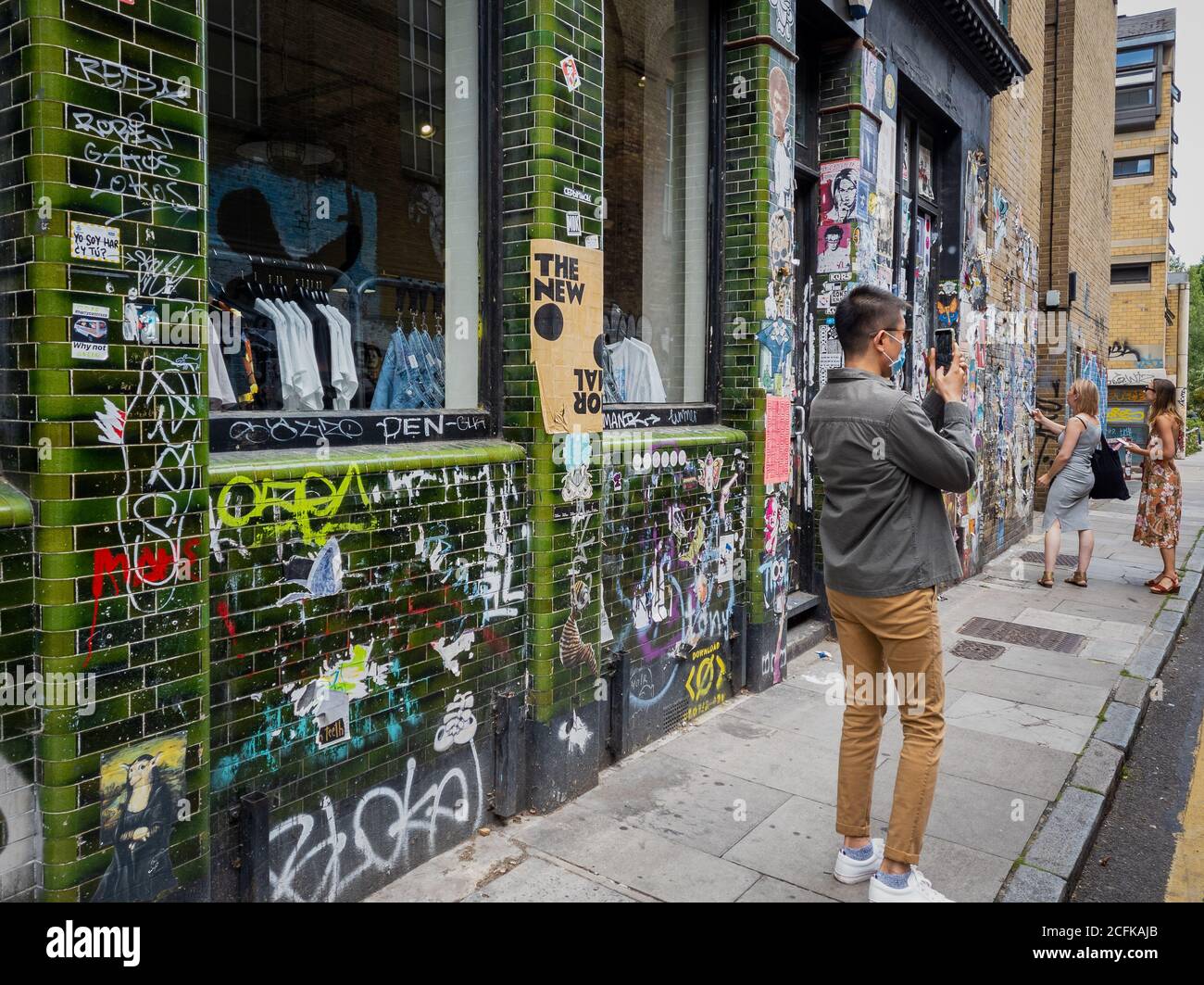 Shoreditch, nella zona est di Londra intorno a Brick Lane, è diventata un'attrazione turistica con la sua cultura urbana e numerose opere d'arte di strada Foto Stock