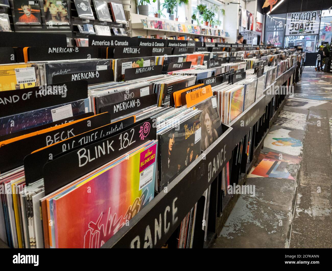 Un grande negozio sul mercato di Brick Lane specializzato nella vendita di vecchi dischi in vinile e registrazioni obsolete. Foto Stock