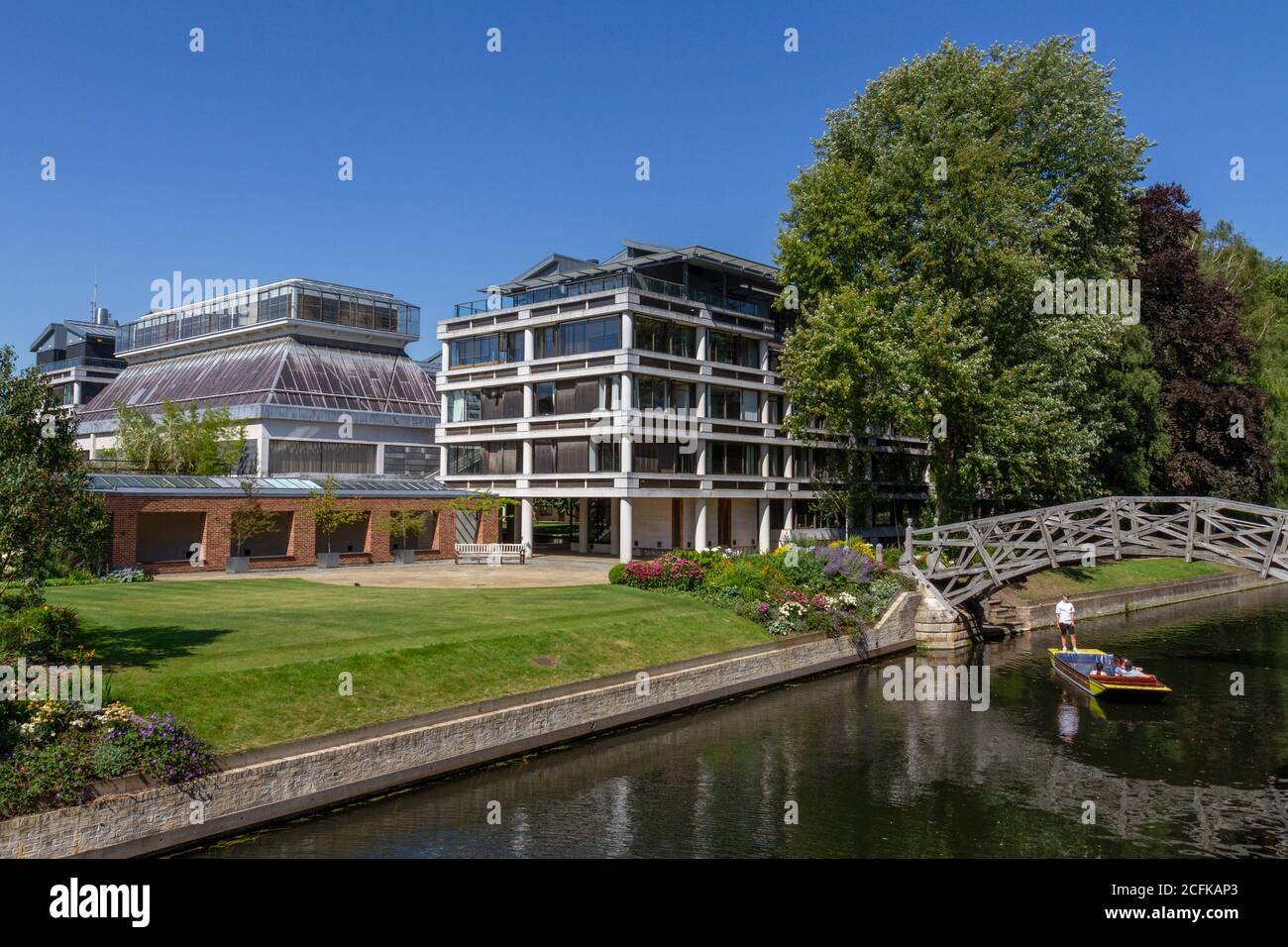 Punting sulla River Cam accanto al Queens College e al Mathematical Bridge, Cambridge, Regno Unito. Foto Stock
