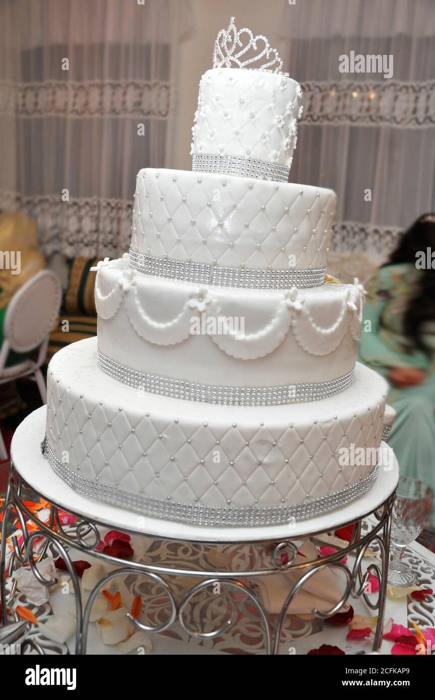 Bella torta di nozze, close up di torta e blur sullo sfondo, il fuoco selettivo. Foto Stock