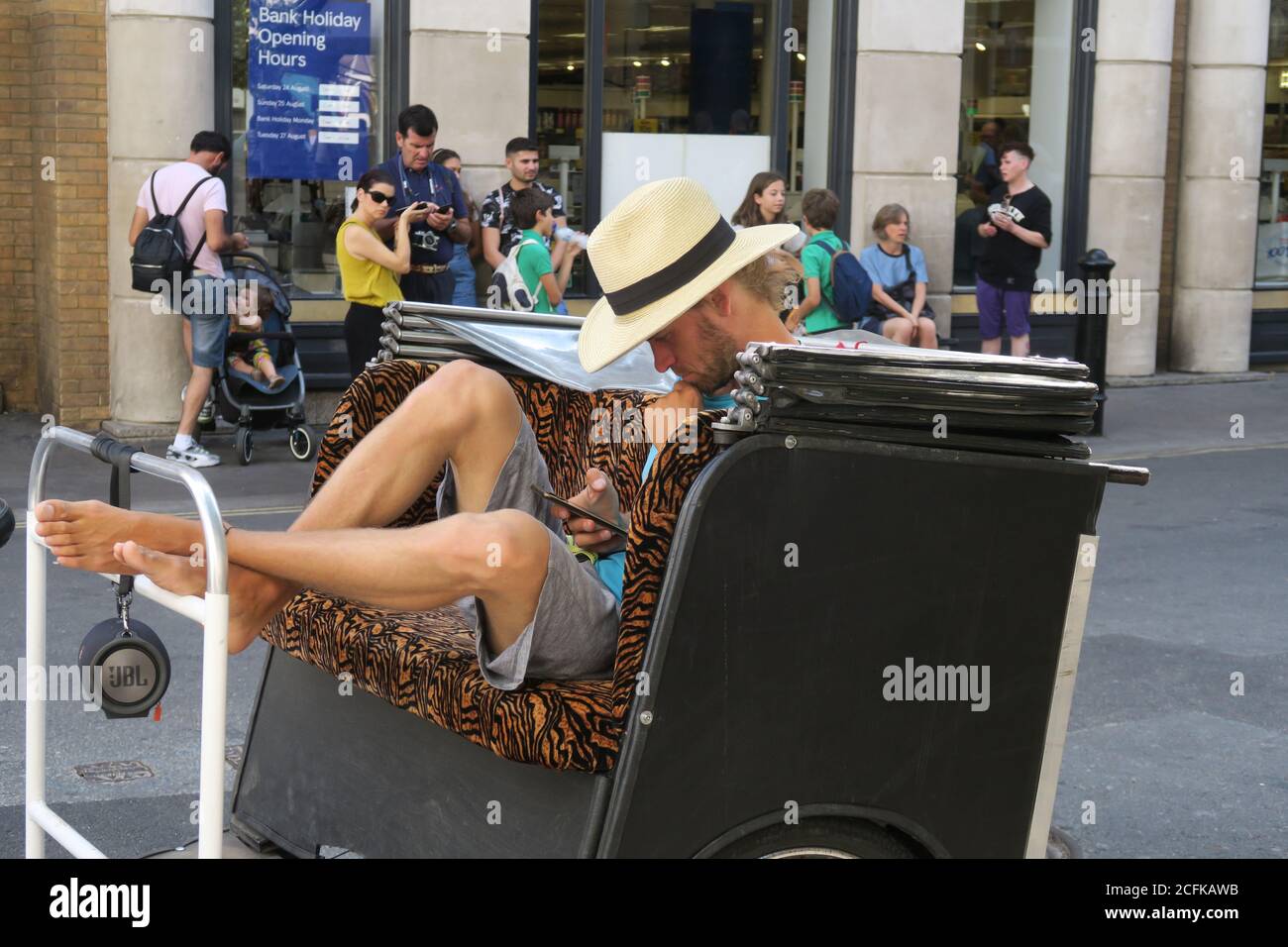Londra Covent Garden pedicab autista prendere una pausa Foto Stock