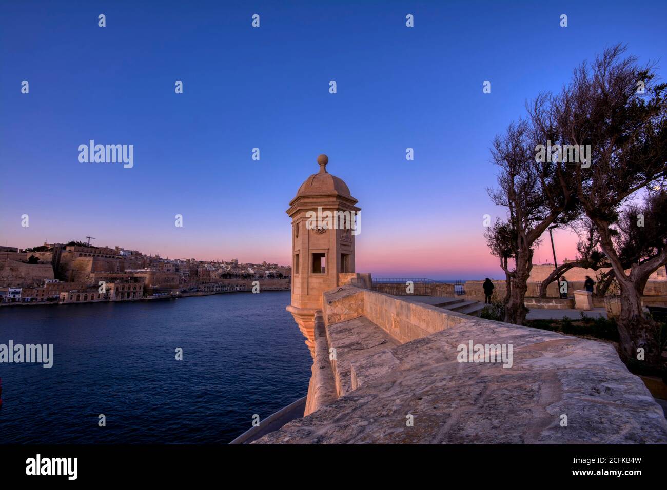 La torre di guardia il Gardjola: Giardini thе Gardjola nella città di Senglea. Vista Su Valletta, Grand Harbour. Malta Foto Stock