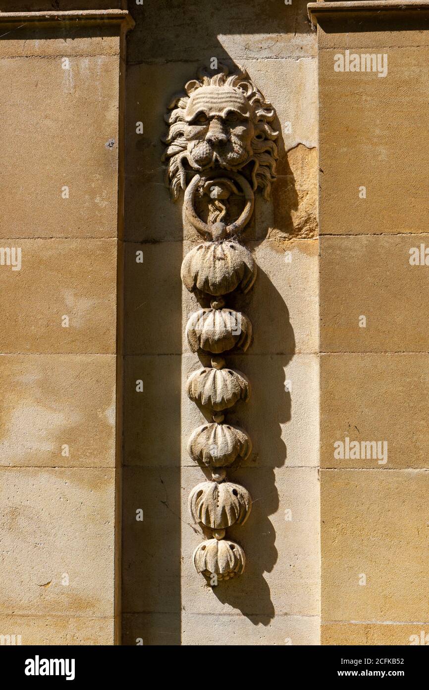 Dettaglio delle pareti sulle porte d'ingresso del Tribunale principale, del St Catharine's College, dell'Università di Cambridge, Cambridge, Cambridgeshire, Regno Unito. Foto Stock