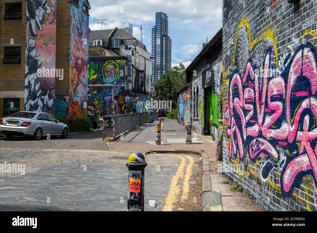 Shoreditch, nella zona est di Londra intorno a Brick Lane, è diventata un'attrazione turistica con la sua cultura urbana e numerose opere d'arte di strada Foto Stock