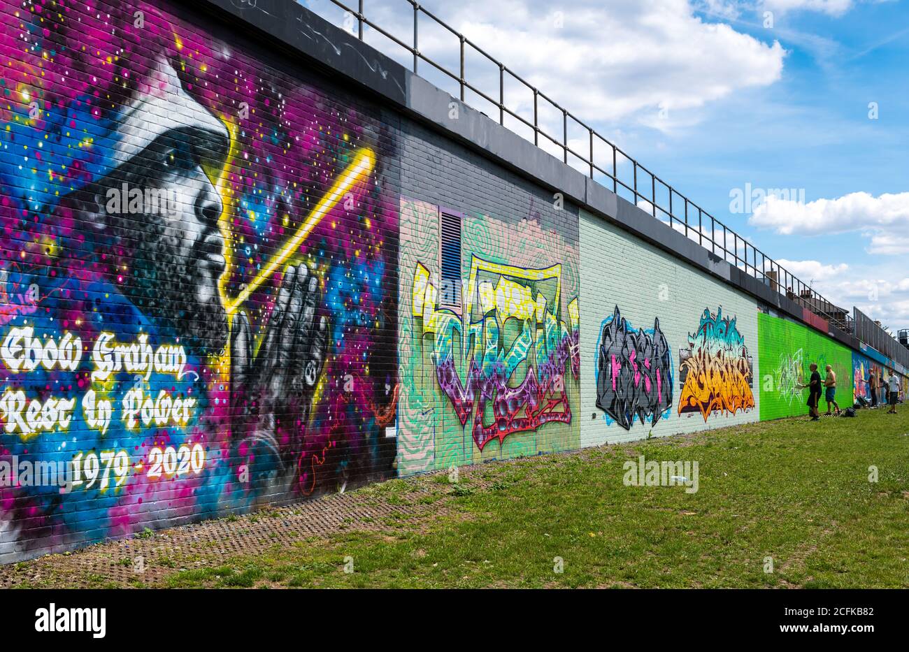 Shoreditch, nella zona est di Londra intorno a Brick Lane, è diventata un'attrazione turistica con la sua cultura urbana e numerose opere d'arte di strada Foto Stock