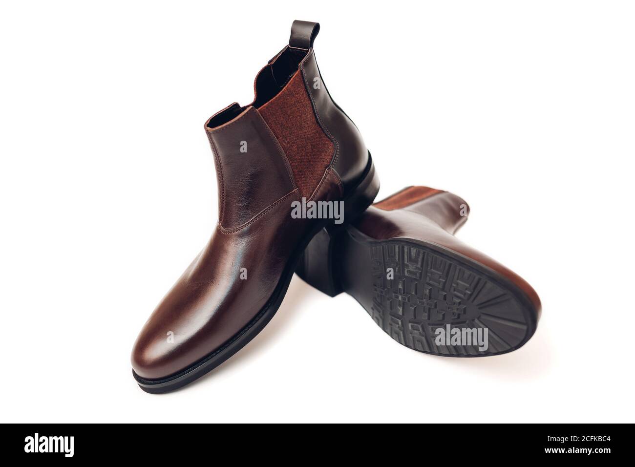 Scarpe, stivali chelsea in pelle per uomo. Moda maschile invernale, autunnale o primaverile. Calzature isolate su sfondo bianco. Foto Stock