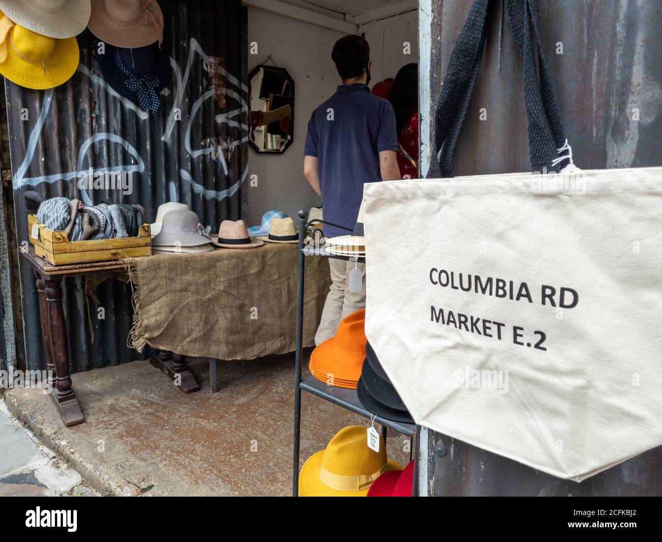 Un piccolo negozio appena fuori dal mercato dei fiori di Columbia Road specializzato in cappelli e borse. Foto Stock