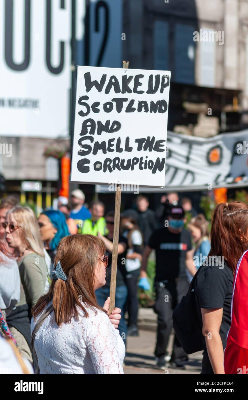 Glasgow, Scozia, Regno Unito. 22 agosto 2020. Un protetore che porta un cartello con la scritta Wake Up Scotland and Smell the Corruption alla dimostrazione Save Our Children di George Square. Credito: SKULLY/Alamy Live News Foto Stock