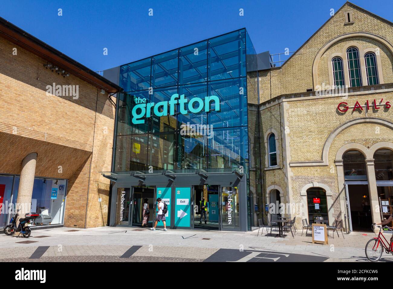 Ingresso con atrio in vetro al centro commerciale Grafton a Cambridge, Cambridgeshire, Regno Unito. Foto Stock