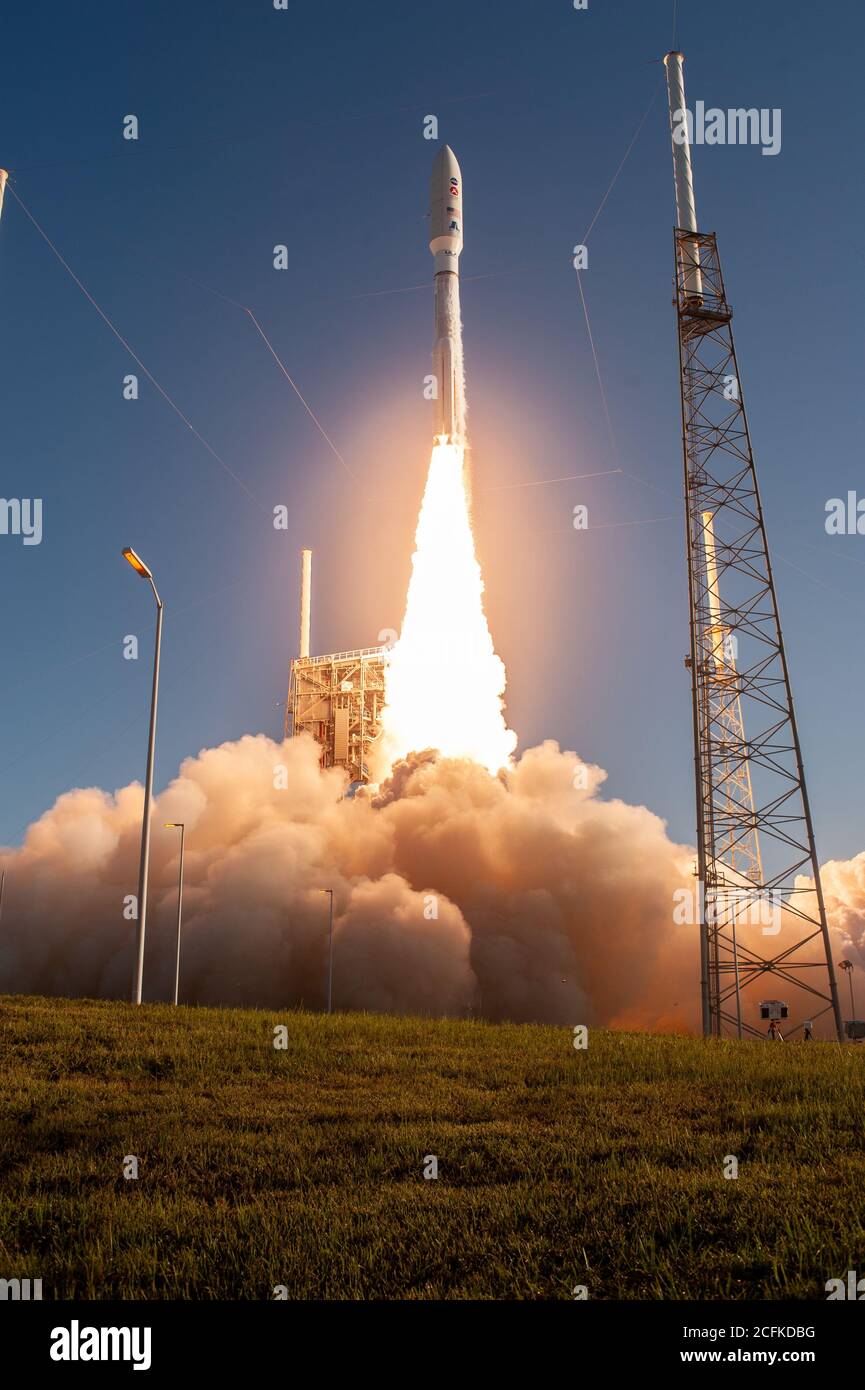 CAPE CANVERAL, FL, USA - 30 luglio 2020 - con il cielo blu come sfondo, un razzo United Launch Alliance Atlas V 541 si solleva dal complesso di lancio spaziale 4 Foto Stock