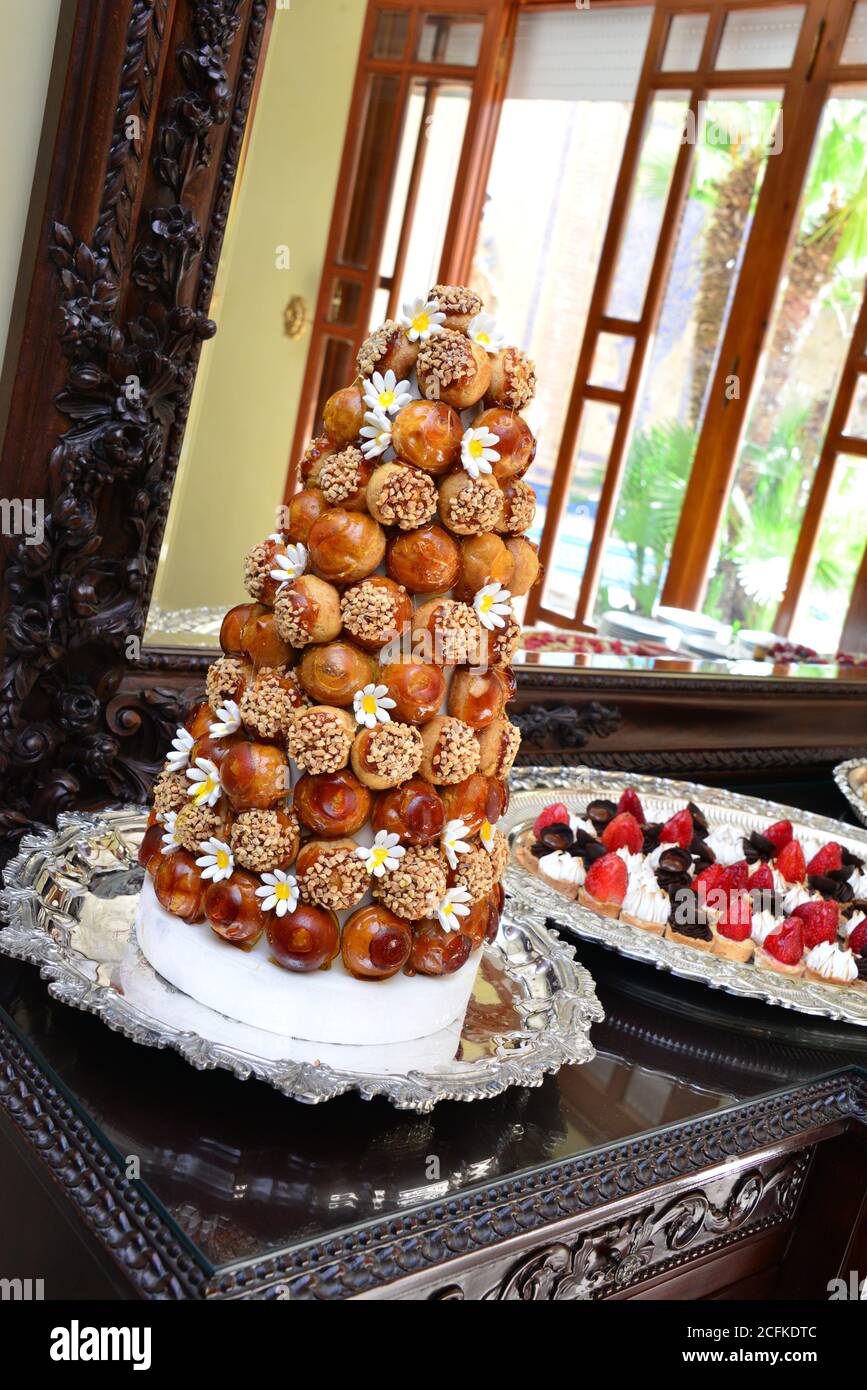 Buffet di pasticceria. Dolci francesi. Buffet di compleanno. Bellissimi e gustosi dolci francesi Foto Stock