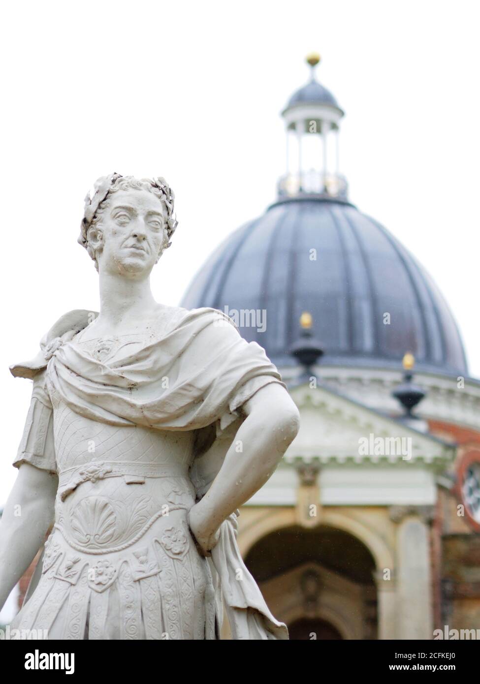 Statua di Re Guglielmo III di fronte al Padiglione dell'Arciere, Wrest Park, Bedfordshire, Regno Unito Foto Stock