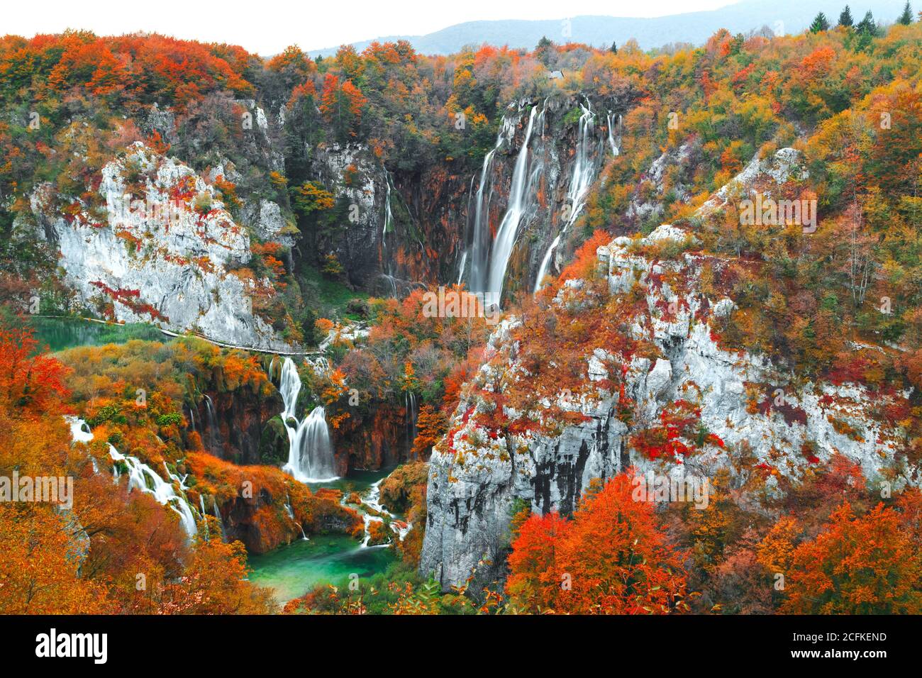 I famosi laghi di Plitvice, con splendidi colori autunnali e magnifiche viste sulle cascate del parco nazionale di Plitvice in Croazia. Europa Foto Stock