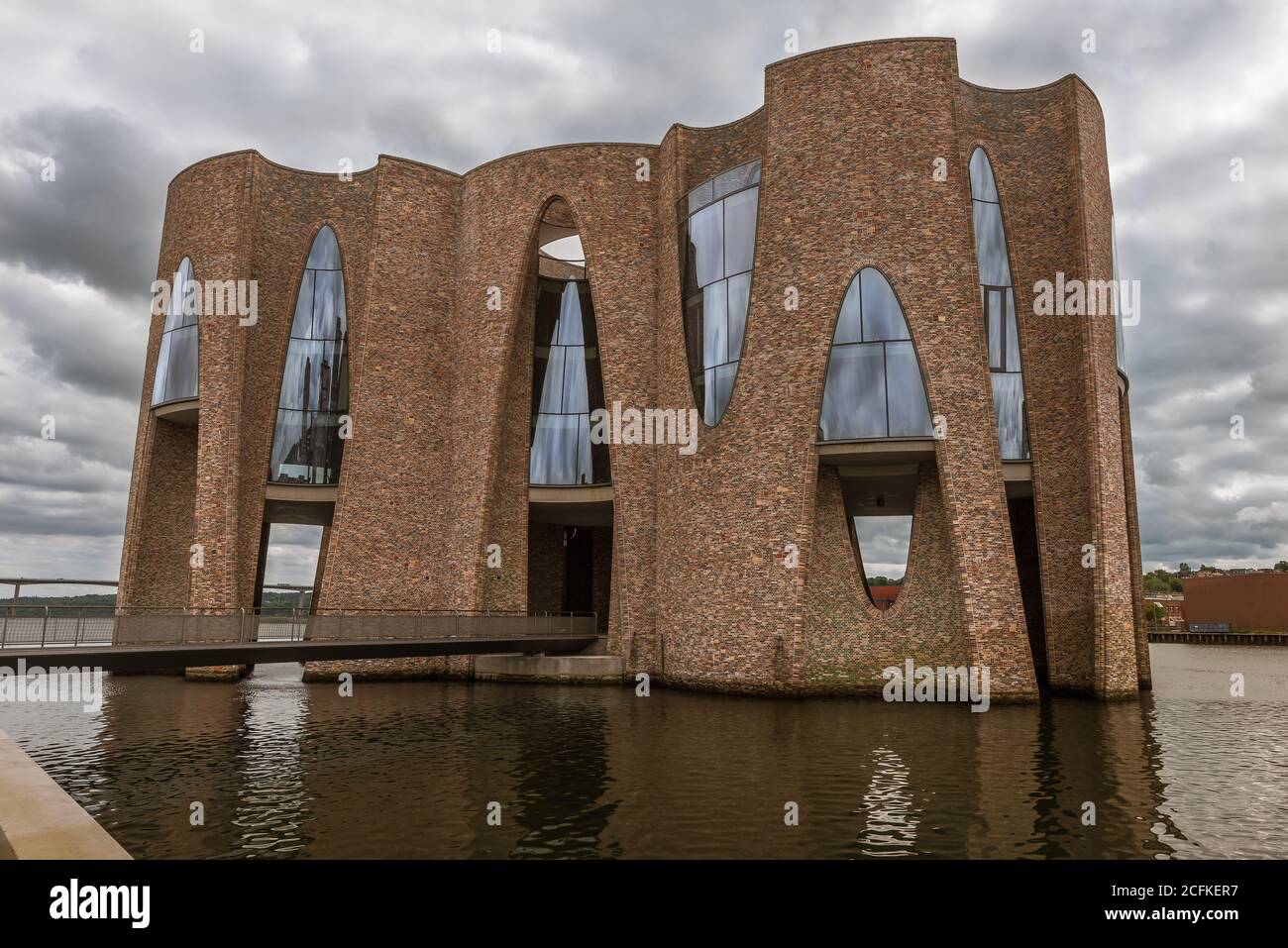 Fjordenhus in moderno design nordico che si riflette nelle acque del bacino portuale di Vejle ed è stato aperto il 9 giugno 2018. Danimarca, 9 giugno 2020 Foto Stock