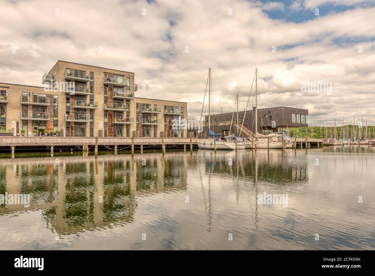 Marina con moderni appartamenti sul lungomare e barche a vela nel porto di Vejle, Danimarca, 9 giugno 2020 Foto Stock