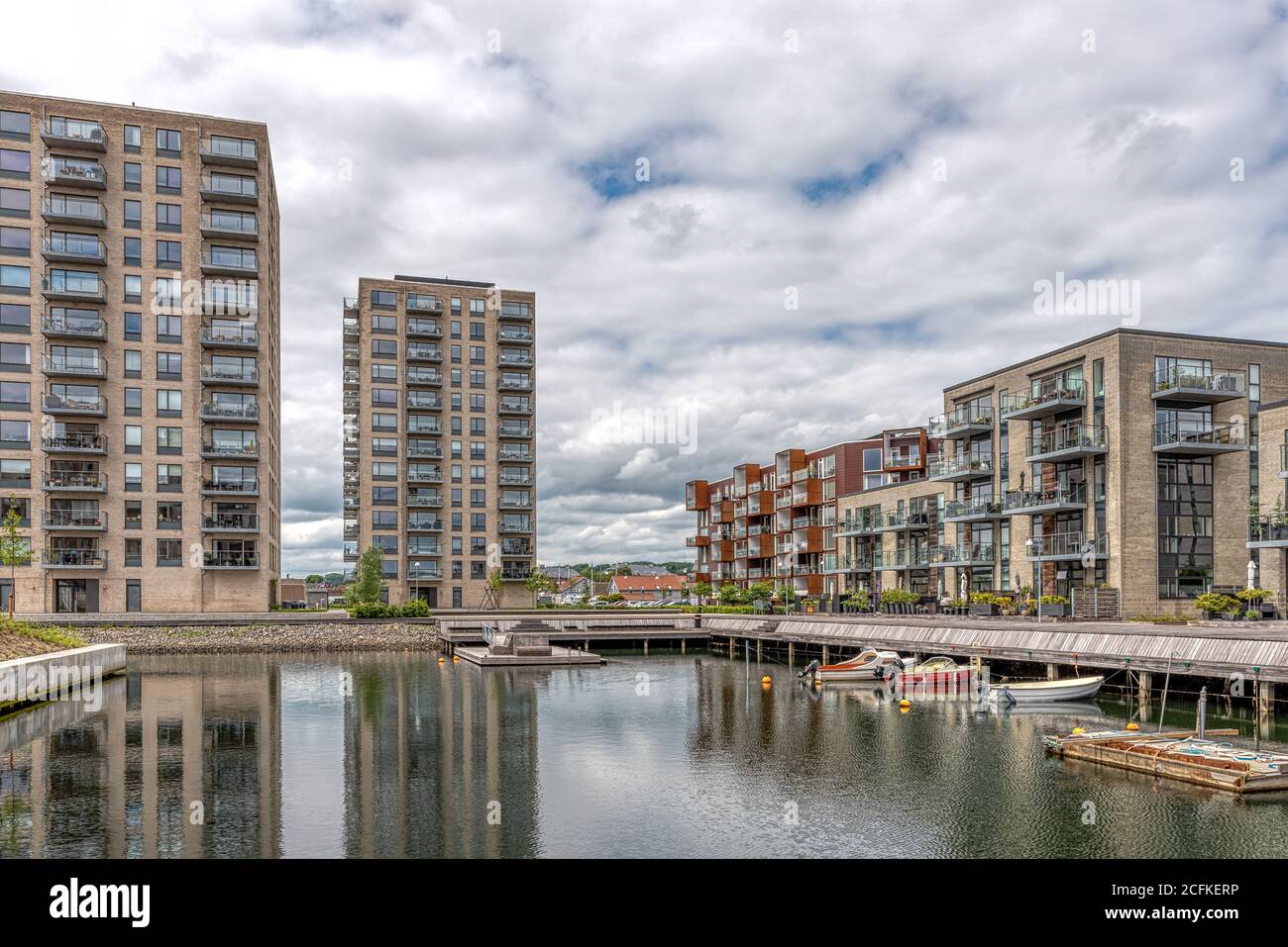Marina con alti edifici che si riflettono nelle acque, Vejle, Danimarca, 9 giugno 2020 Foto Stock