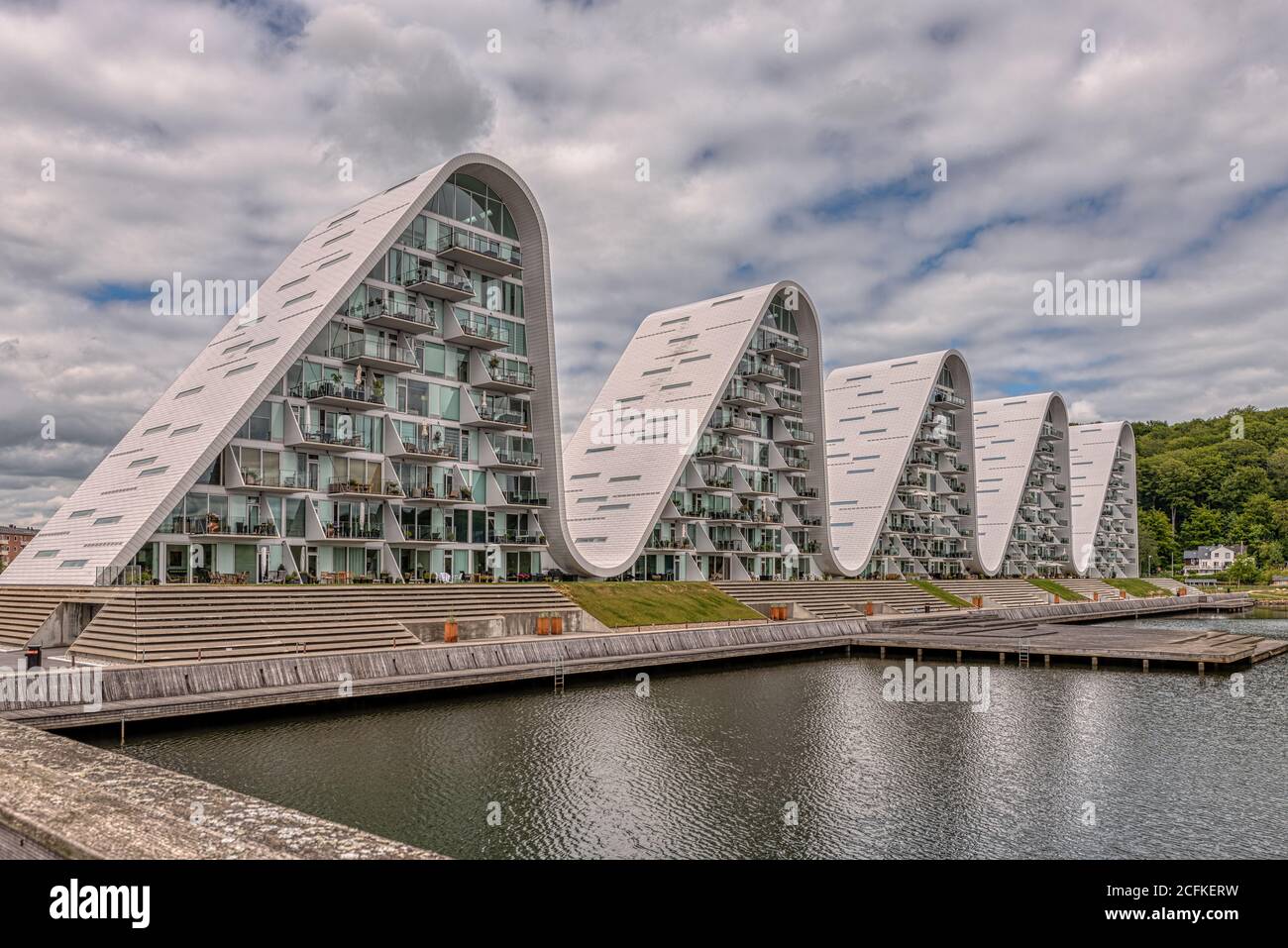 L'onda, futuristico lungomare edifici al porto di Vejle, Danimarca, 9 giugno 2020 Foto Stock