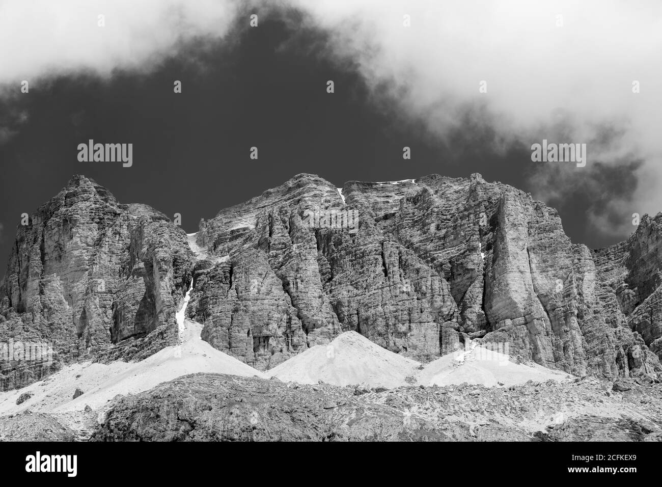 Paesaggio montano d'estate lungo la strada per il Passo Pordoi, Dolomiti, Trentino Alto Adige, Italia. Bianco e nero Foto Stock