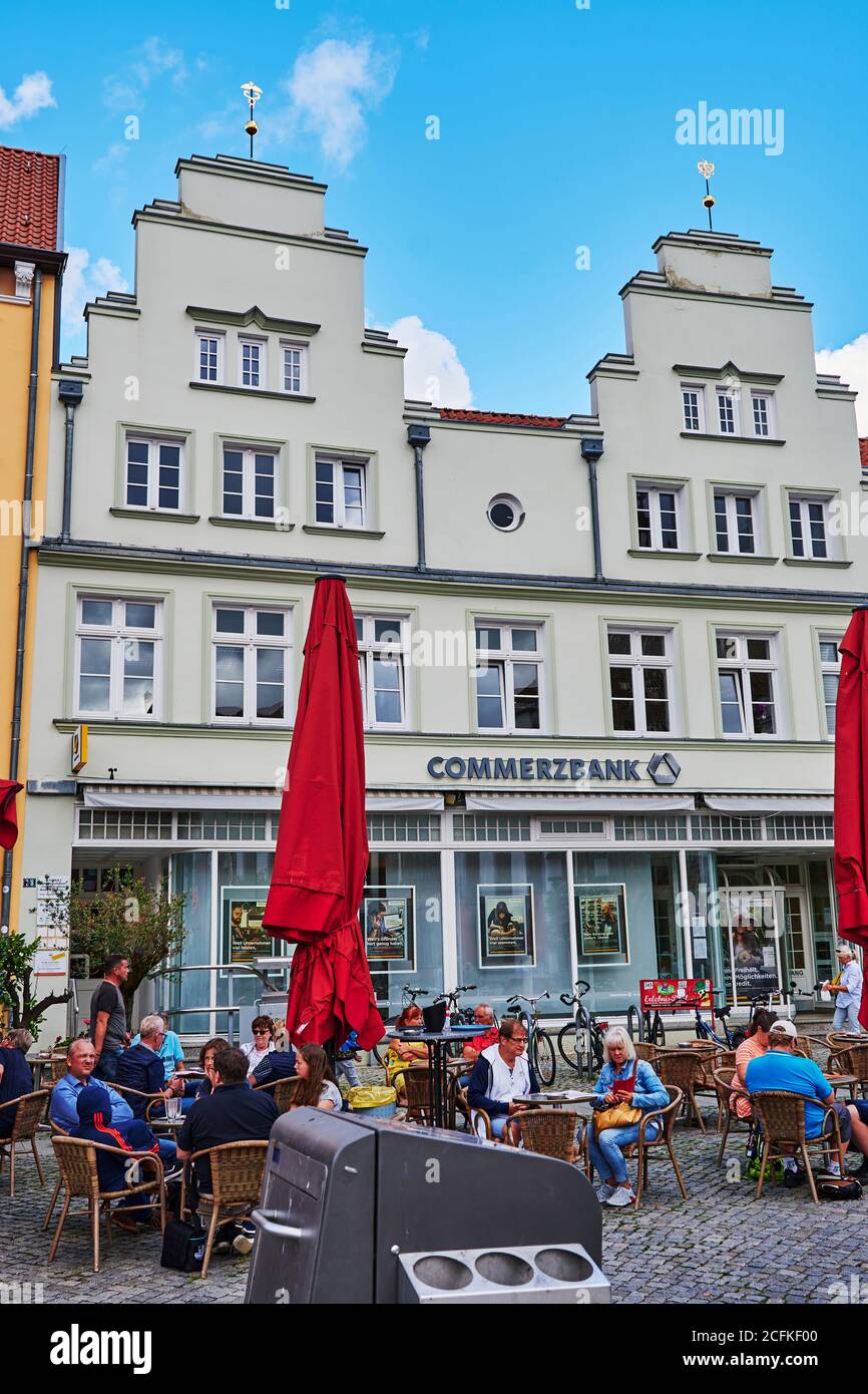 Greifswald, Germania - 31 agosto 2020: Il paesaggio urbano della piazza storica del mercato della città anseatica di Greifswald in Germania. Foto Stock