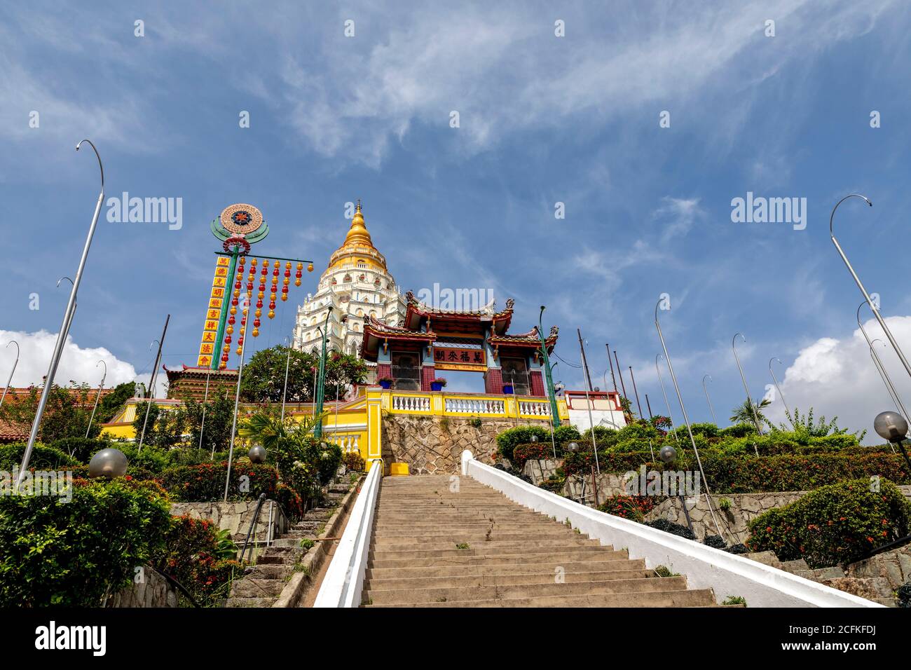 Tri-National Pagoda al tempio Dea della Misericordia a Penang Malesia bellissimo edificio contro un cielo drammatico. Foto Stock