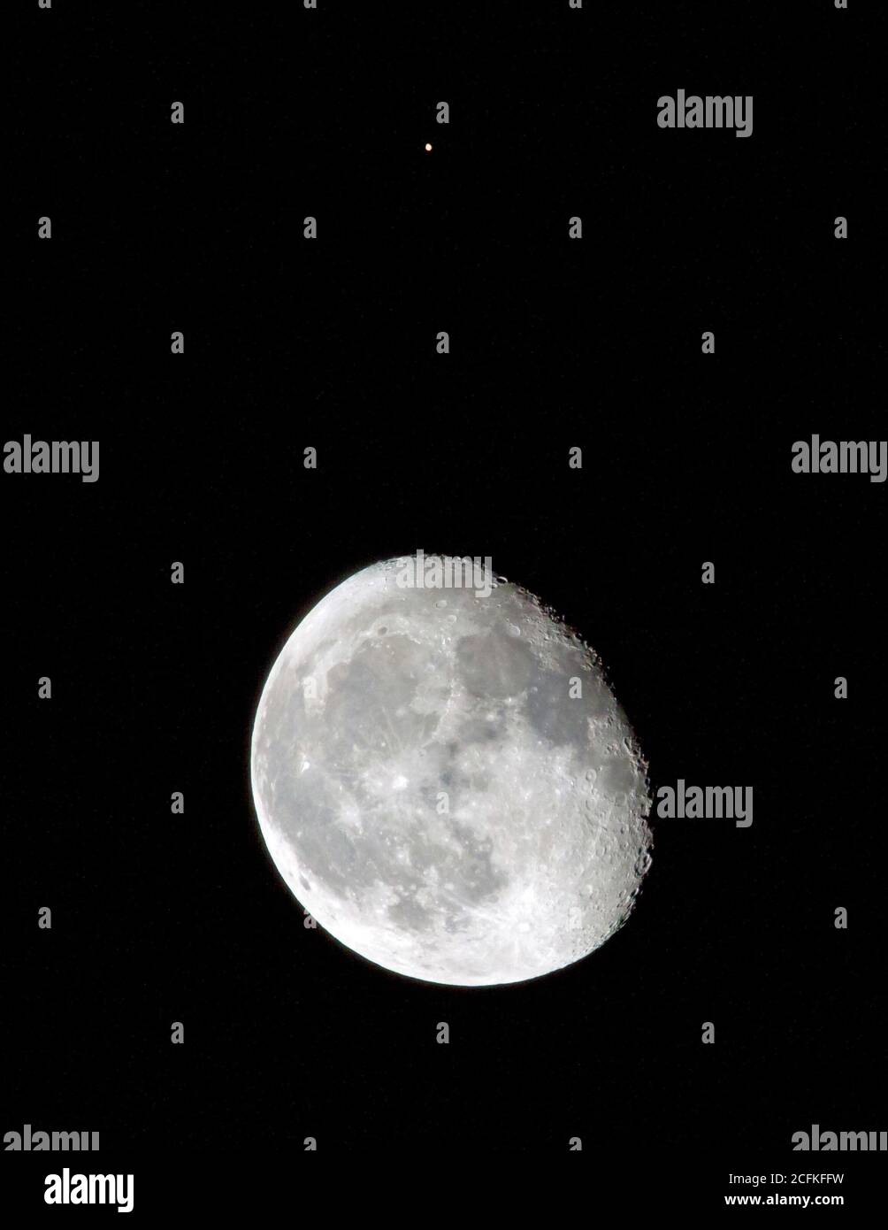 La luna e il pianeta Marte hanno un incontro ravvicinato nel cielo notturno il 5 settembre 2020 Foto Stock