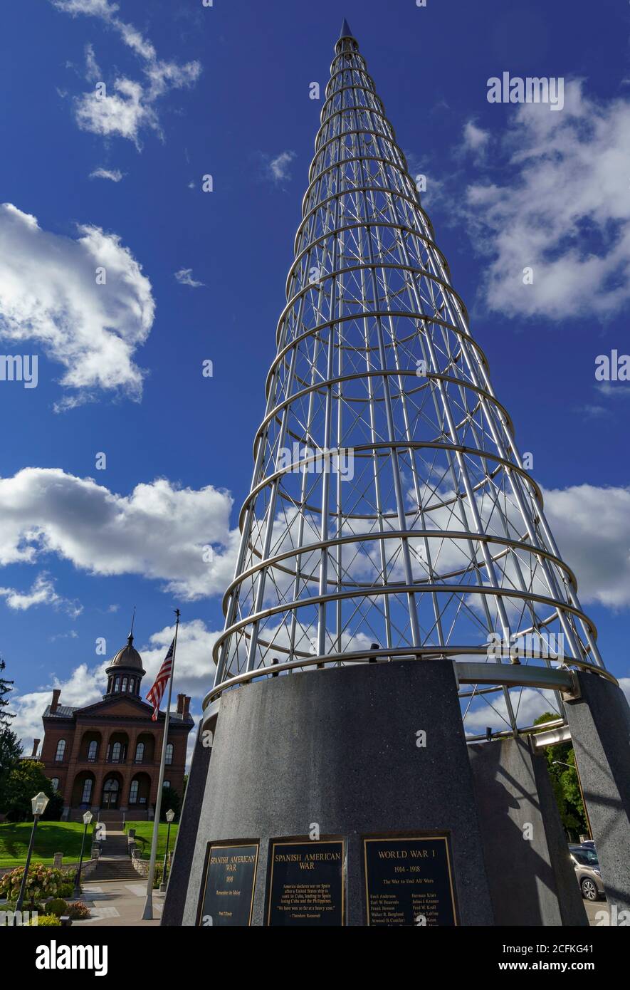 Il monumento ai veterani di Stillwater, Minnesota, con il tribunale storico della contea di Washington sullo sfondo. Foto Stock