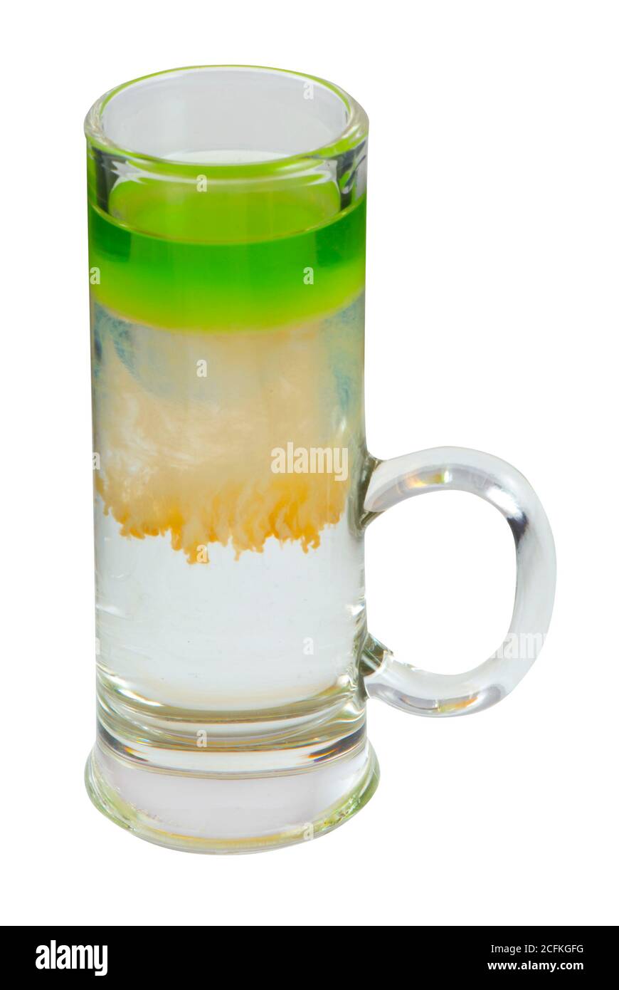 Cocktail girato in un bicchiere su sfondo bianco Foto Stock