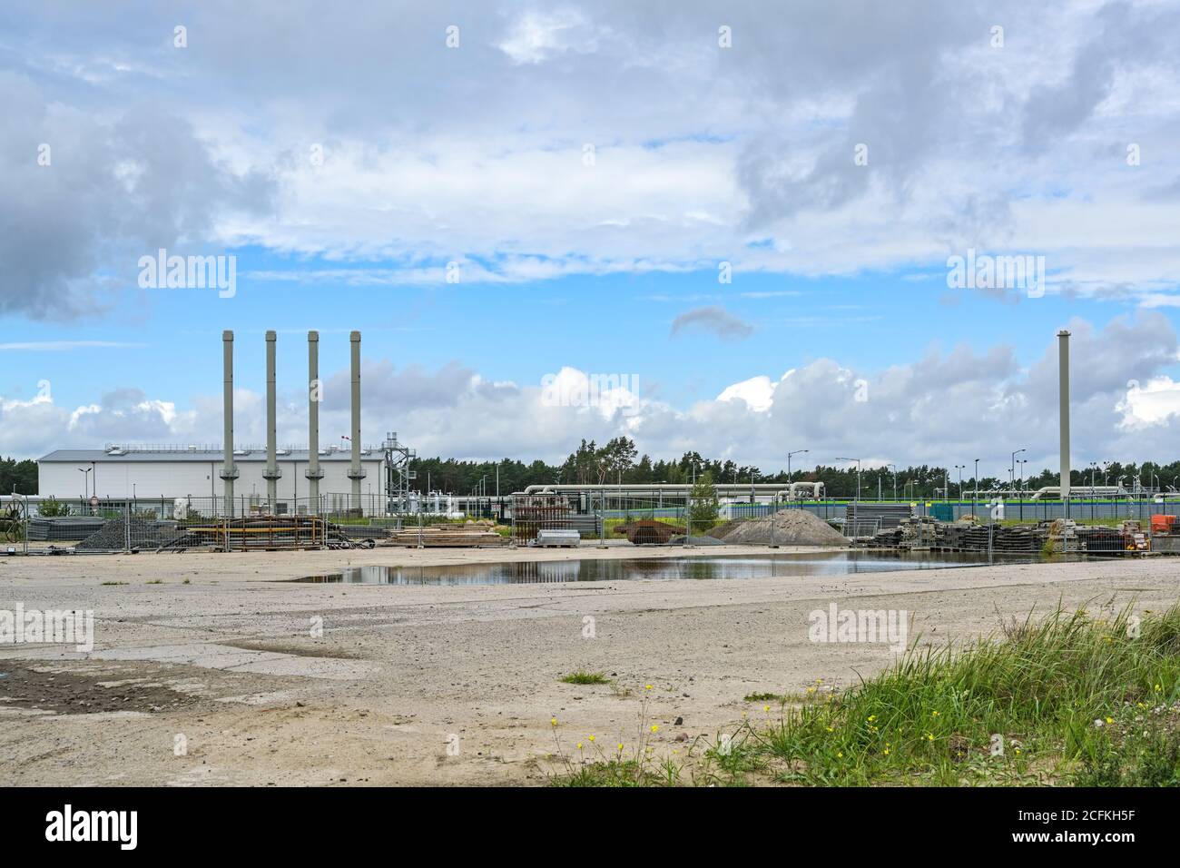 Nord stream Landfall cantiere a Lubmin vicino a Greifswald, gasdotto attraverso il Mar Baltico dalla Russia alla Germania, cielo blu con cl Foto Stock