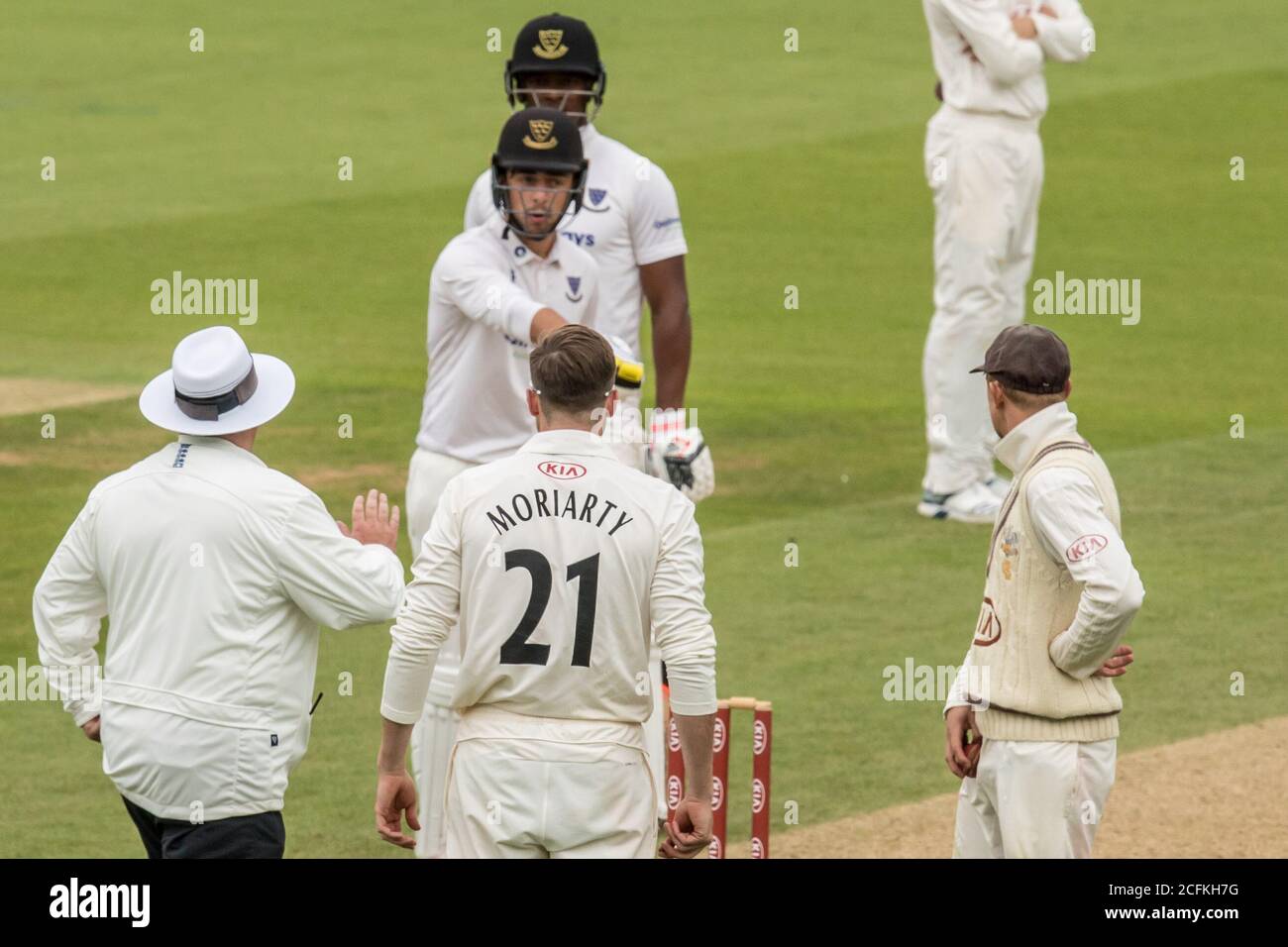 Londra, Regno Unito. 6 settembre 2020. Tom Haines e Daniel Moriarty si scambiano opinioni mentre Surrey prende il Sussex il giorno uno della partita del Bob Willis Trophy all'Oval. David Rowe/Alamy Live News Foto Stock