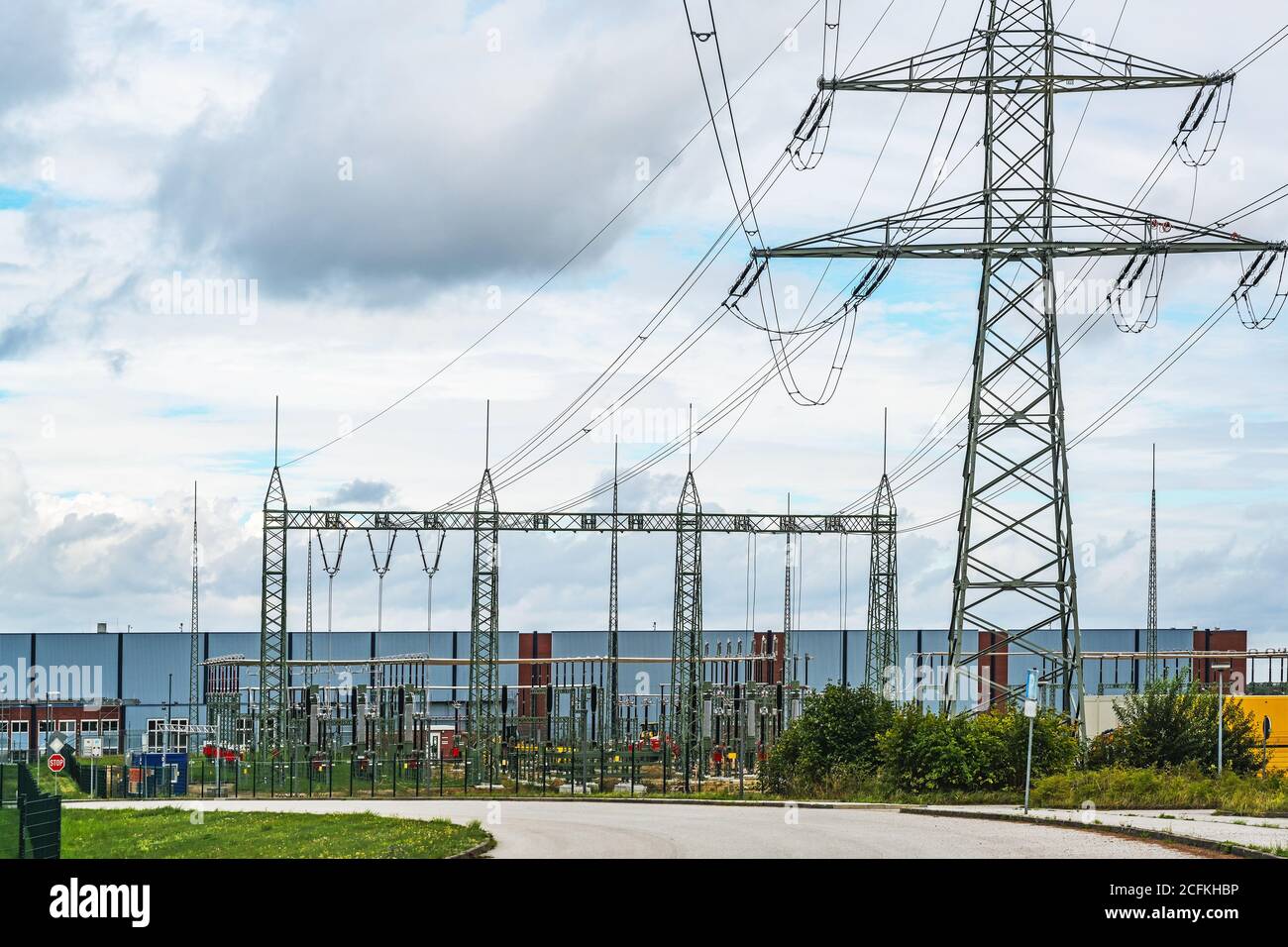 Piloni elettrici nella sottostazione del trasformatore al deposito intermedio Impianto dell'ex centrale nucleare di Lubmin vicino Greifswald in tedesco Foto Stock