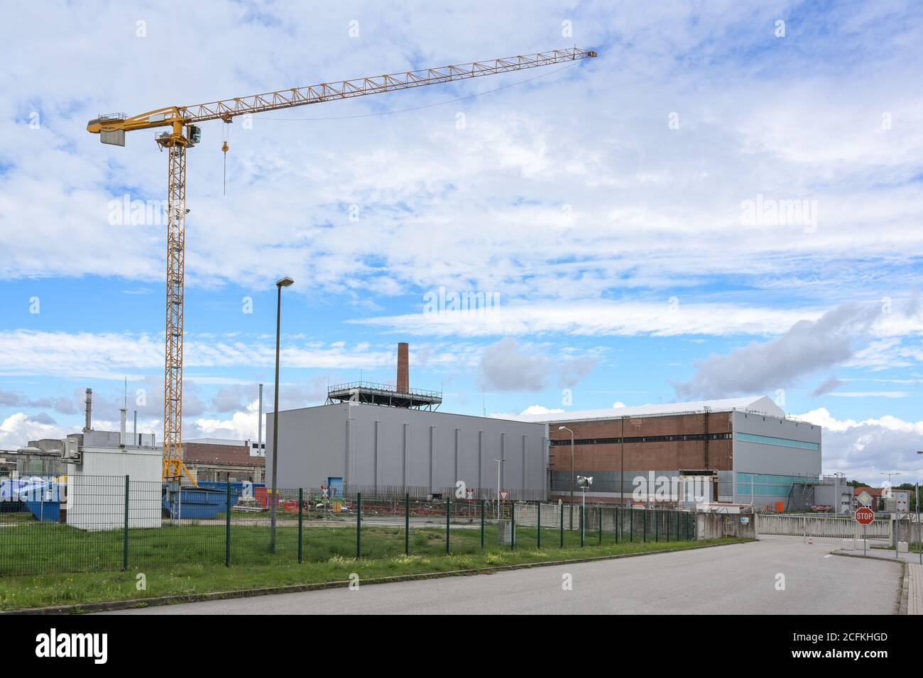 Cantiere con gru presso l'impianto di stoccaggio ad interim dell'ex centrale nucleare di Lubmin, nei pressi di Greifswald, in Germania, cielo blu con clo Foto Stock