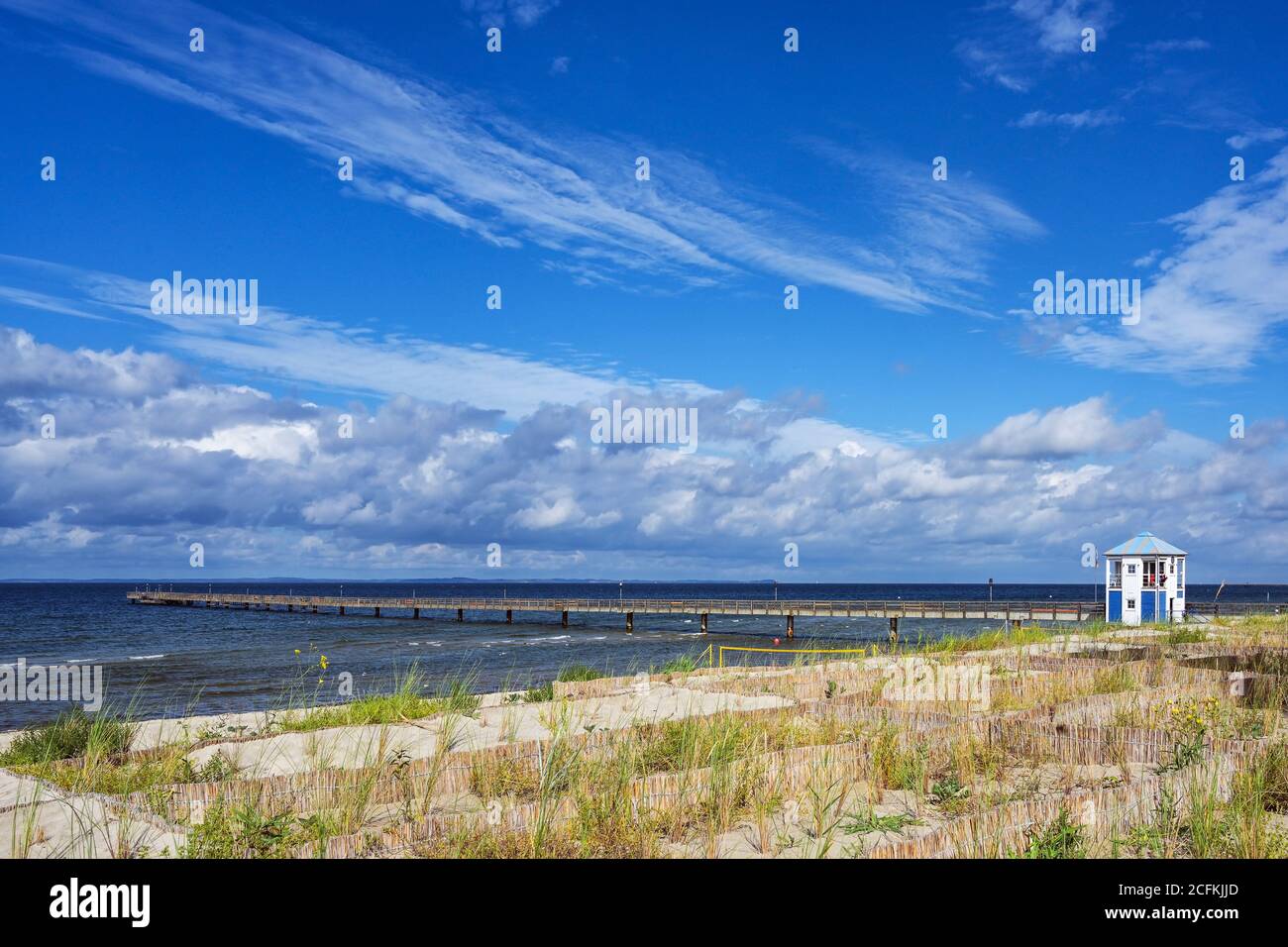 Ponte di mare di Lubmin sotto un cielo blu con nuvole, località turistica balneare per vacanze al mare nel Mar Baltico a Meclemburgo-Westpomerania, Germania, Foto Stock