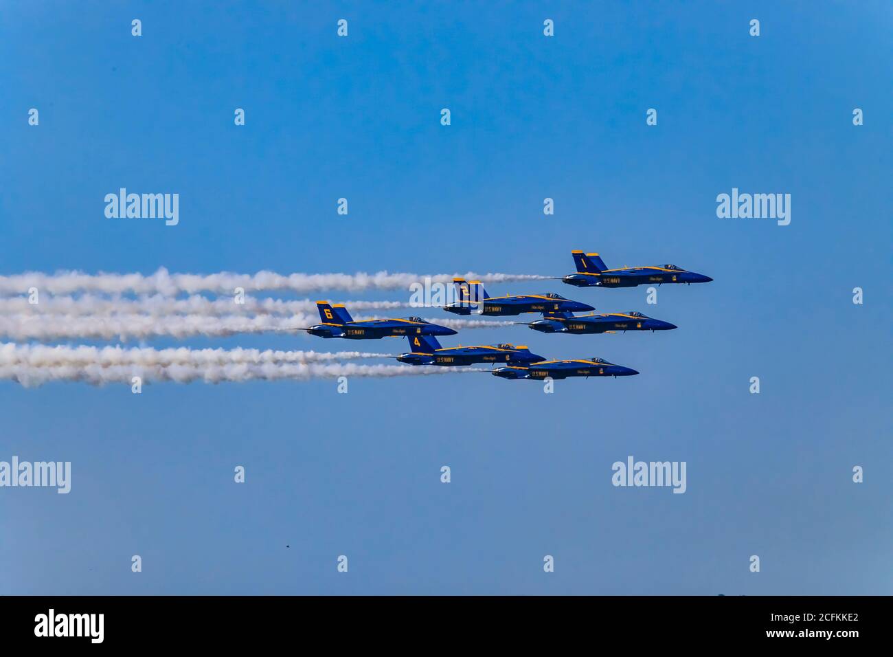 San Francisco, USA - 08 ottobre 2017: Aviogetti da combattimento della squadra aeronautica degli Stati Uniti Blue Angels F-18 Hornet in volo alla settimana della flotta Foto Stock