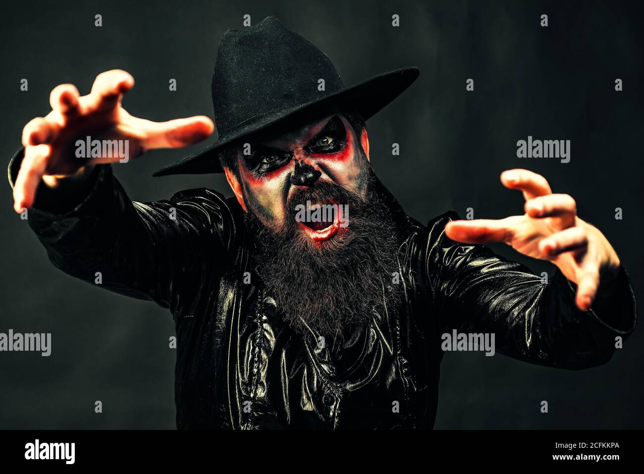 Fantasy horror Halloween. Concetto di festa e vacanza di Halloween. Vampiro uomo con occhi sanguinosi. Scena di Halloween con il male sanguinoso dell'uomo. Orrore. Foto Stock