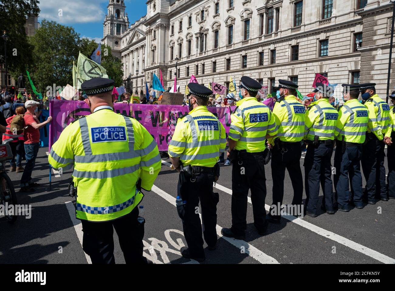 Westminster, Londra, Regno Unito. 1 Settembre 2020. La ribellione Extinction di Londra protesta, prima di 10 giorni di azioni pianificate per il cambiamento climatico. I precedenti manifestanti XR avevano marciato con cartelli e striscioni da Trafalgar Square e occupato la Piazza del Parlamento e le strade che la circondano. I manifestanti chiedevano al Parlamento di sostenere il progetto di legge sull'emergenza ecologica e sul clima (legge CEE). Con l’avanzare del tempo, la polizia metropolitana si è arrestata, cancellando l’area davanti al Parlamento, e alcuni manifestanti hanno iniziato a lasciare. Sono state previste proteste multiple in tutto il Regno Unito. Credito: Stephen Bell/Alamy Foto Stock