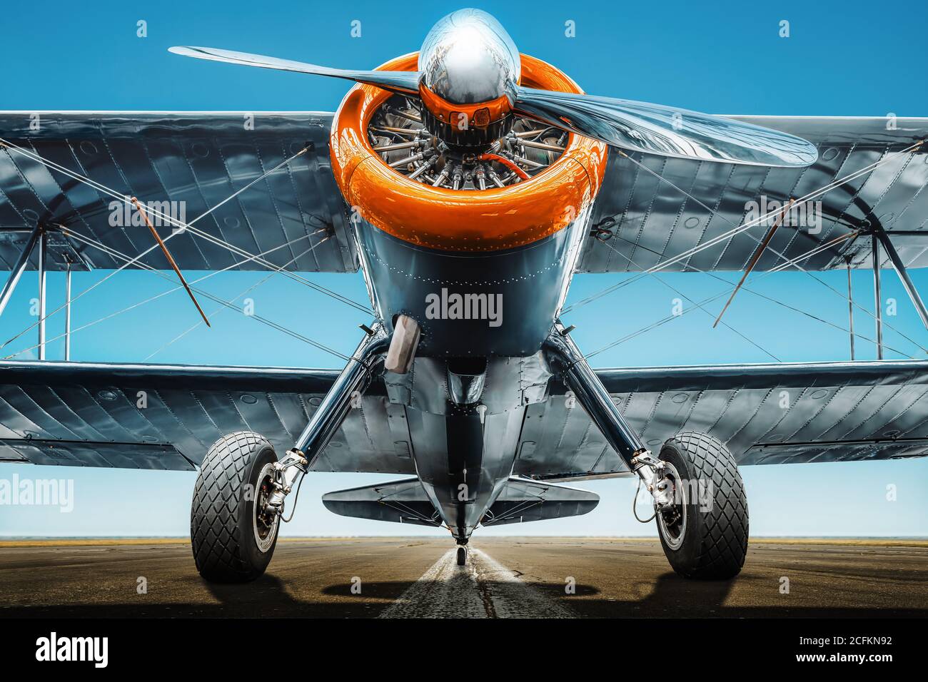 velivolo storico su una pista pronta per il decollo Foto Stock