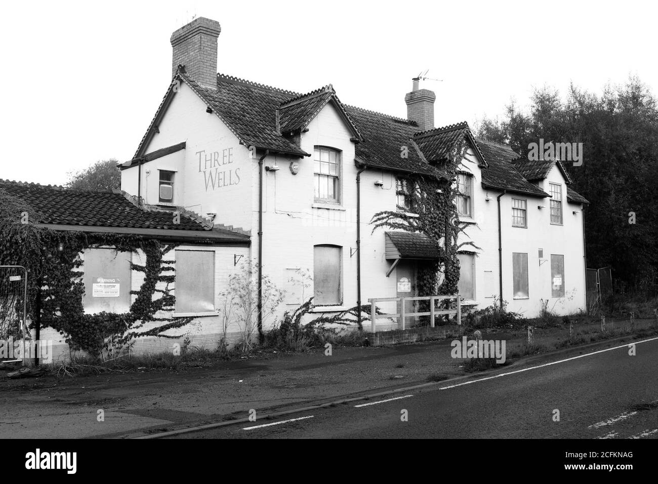 Settembre 2020 - il due Wells, deserta e abbandonato pub vicino Wells in Somerset. Foto Stock