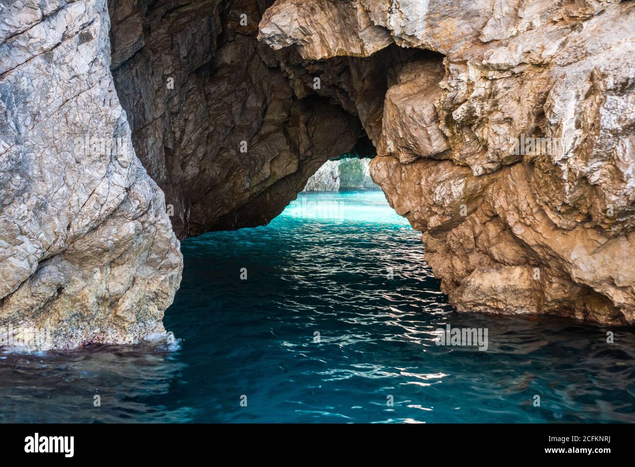 Grotta Verde o Grotta Verde, una grotta marina sulla costa dell'isola di Capri nel Sud Italia nel Mediterraneo Foto Stock