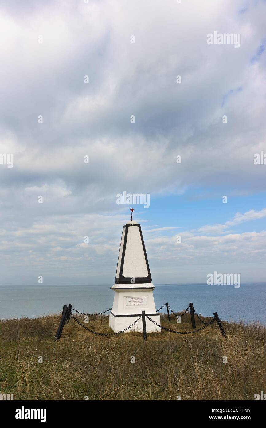 TAMAN, DISTRETTO di TEMRYUK, REGIONE DI KRASNODAR, RUSSIA - Gennaio 04.2017: Un monumento con l'iscrizione 'l'esercito rosso e partigiani rossi, sparato nell'anno Foto Stock